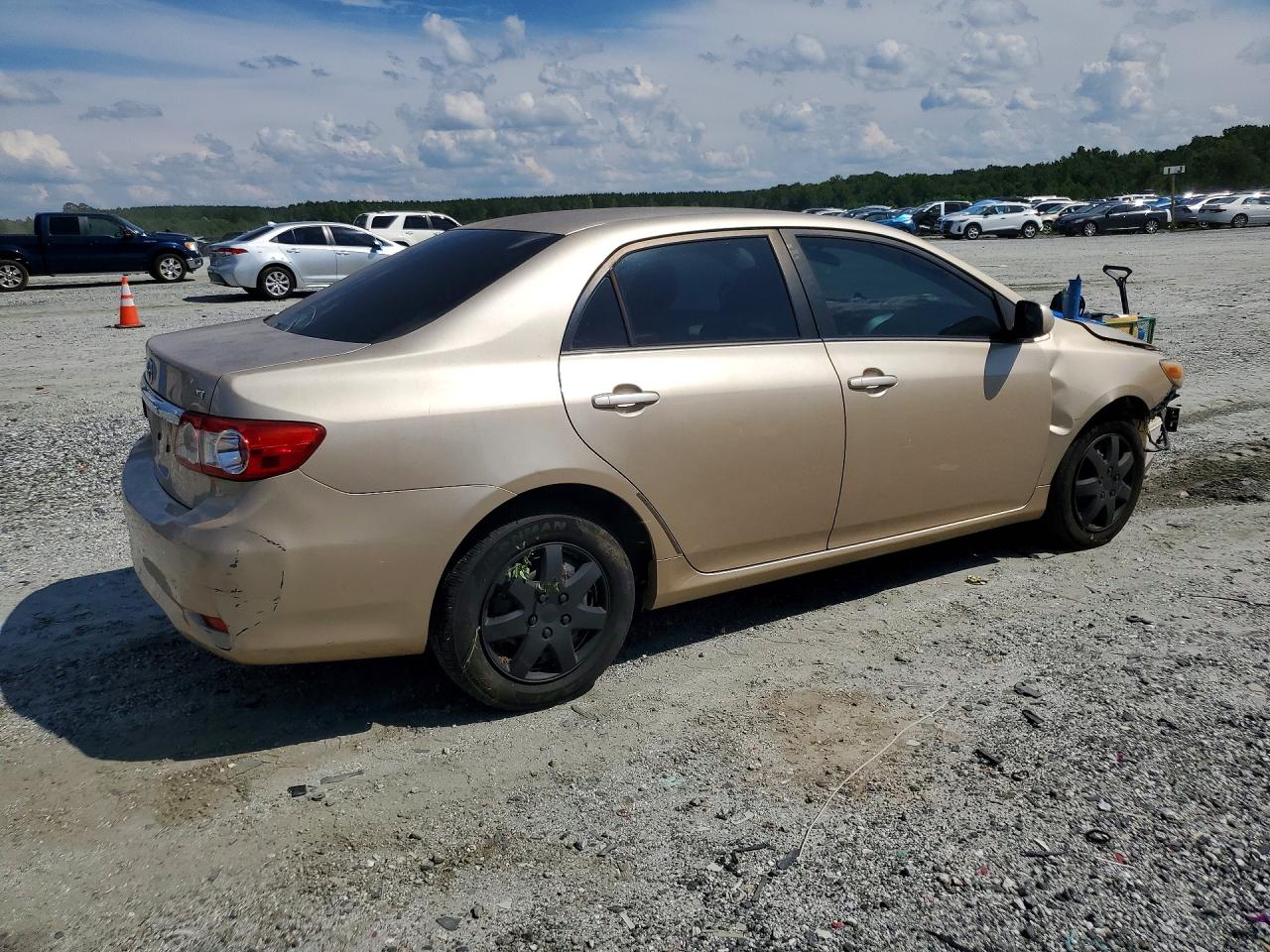 2011 Toyota Corolla Le Gold vin: JTDBU4EE0B9138662