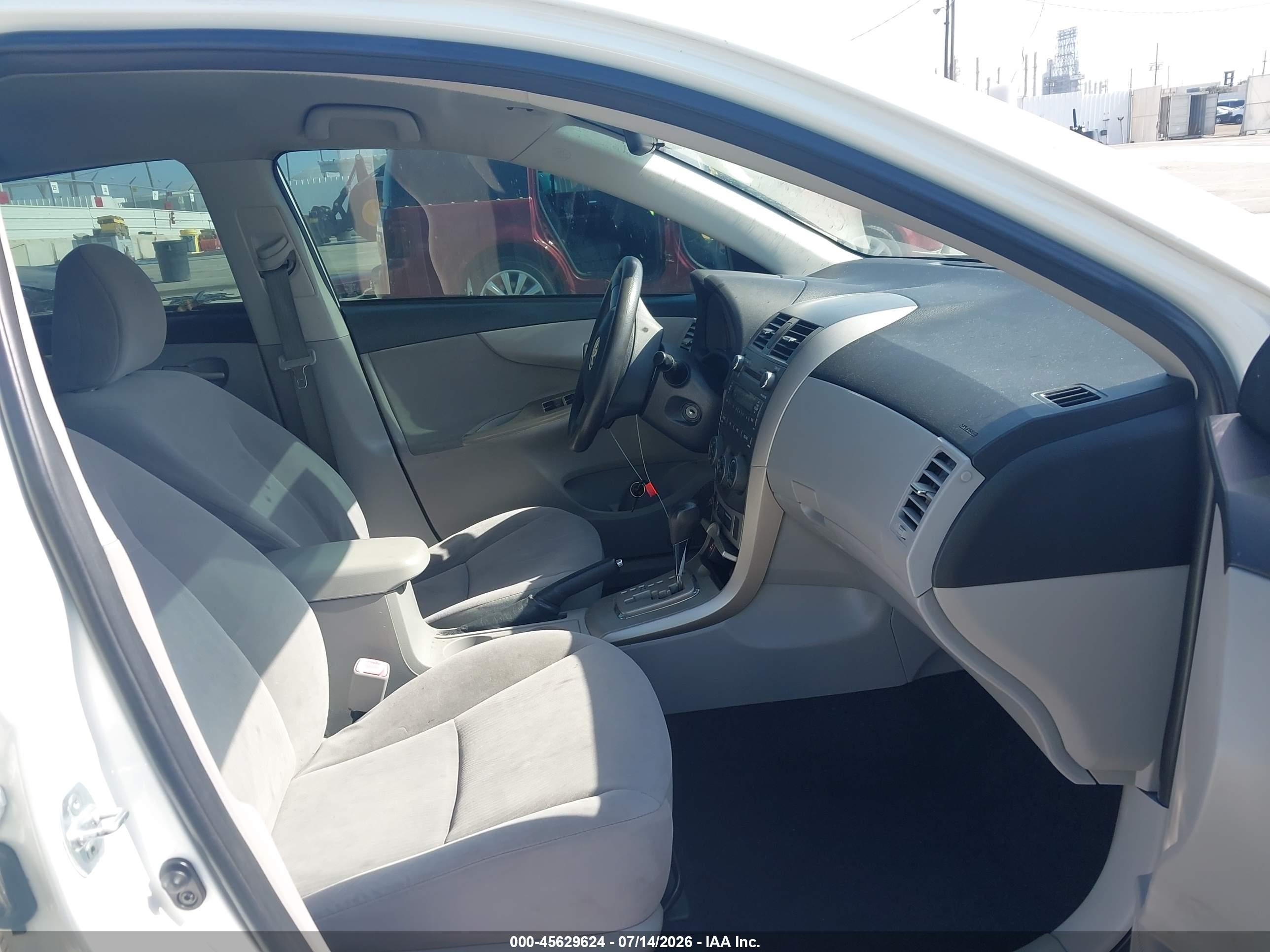 2011 Toyota Corolla Le White vin: JTDBU4EE0B9144901