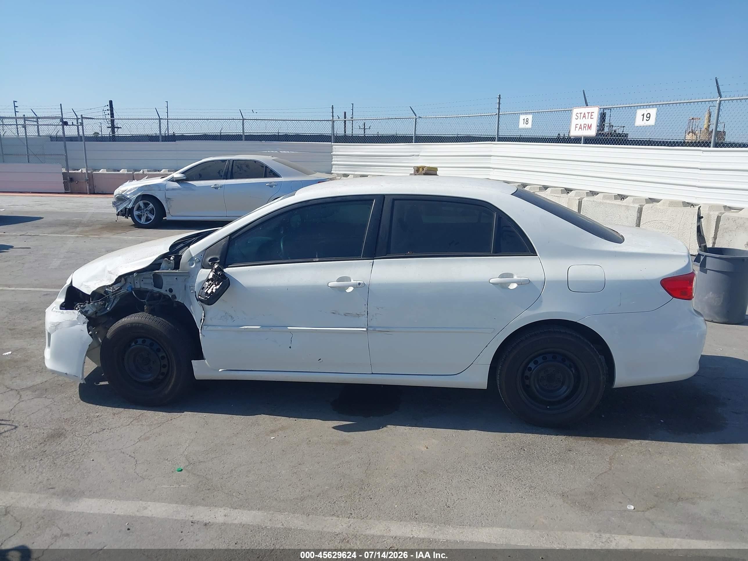 2011 Toyota Corolla Le White vin: JTDBU4EE0B9144901