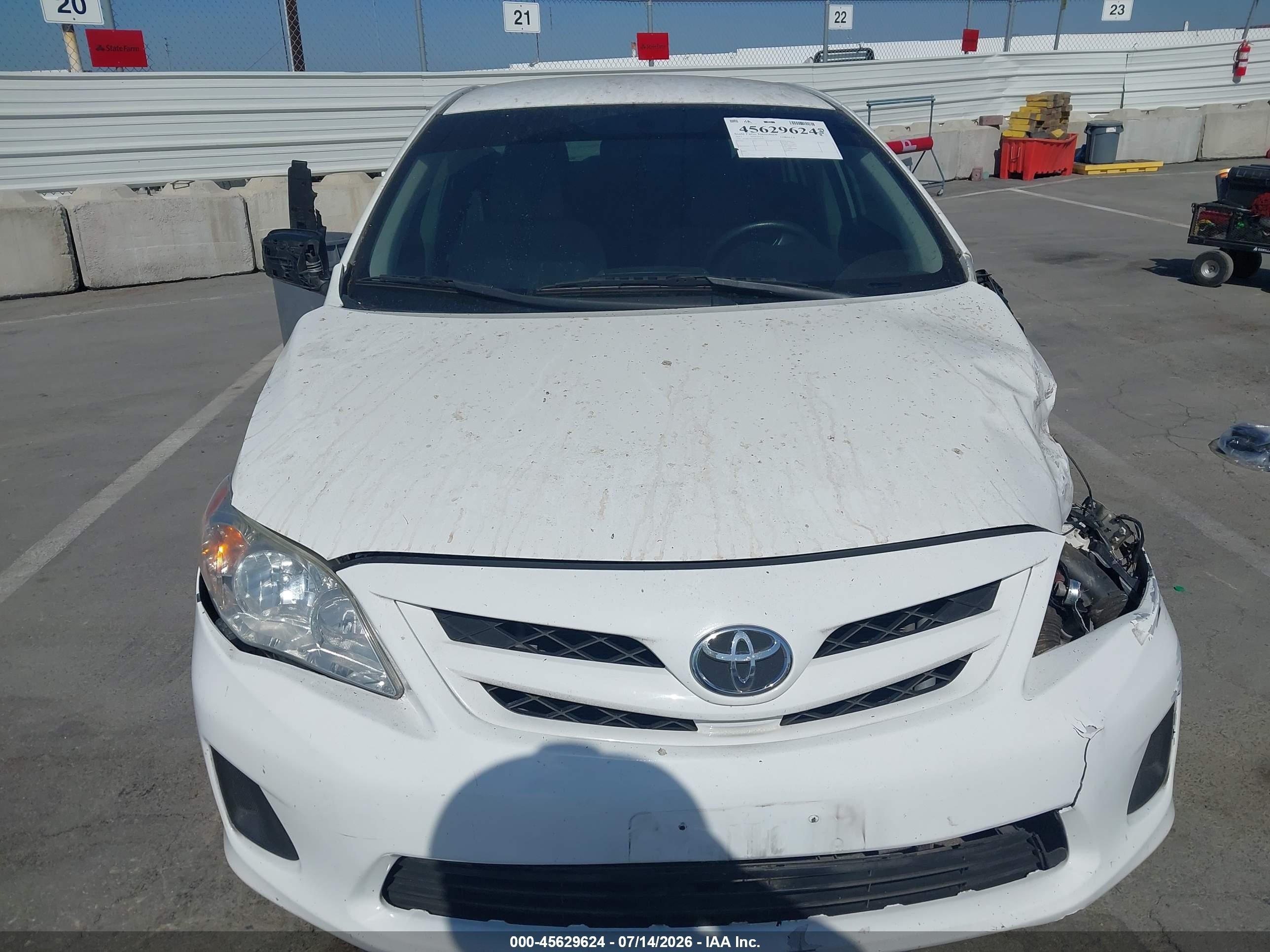 2011 Toyota Corolla Le White vin: JTDBU4EE0B9144901