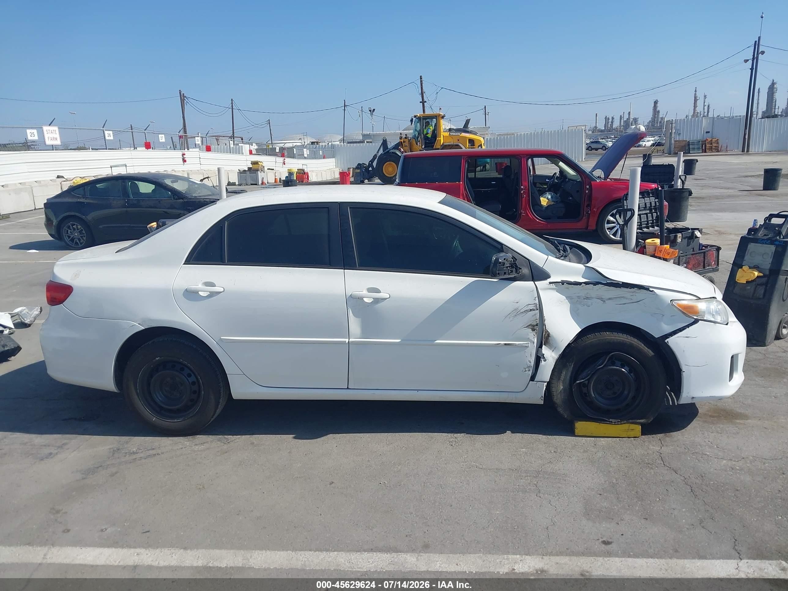 2011 Toyota Corolla Le White vin: JTDBU4EE0B9144901