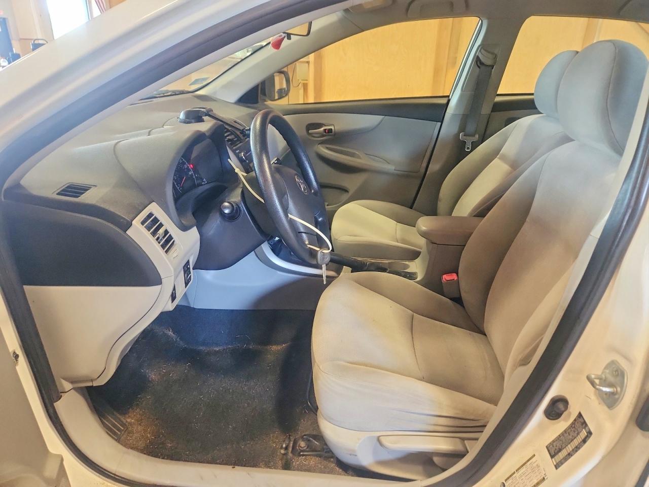 2011 Toyota Corolla Base White vin: JTDBU4EE0B9148138