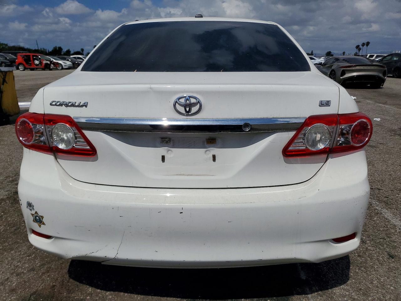 2011 Toyota Corolla Le White vin: JTDBU4EE0B9157518