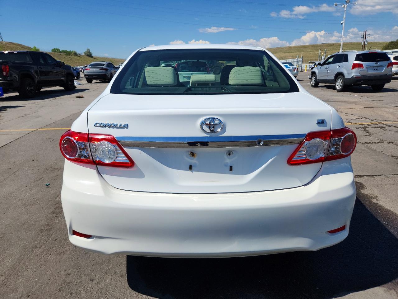 2012 Toyota Corolla Le White vin: JTDBU4EE0C9175230