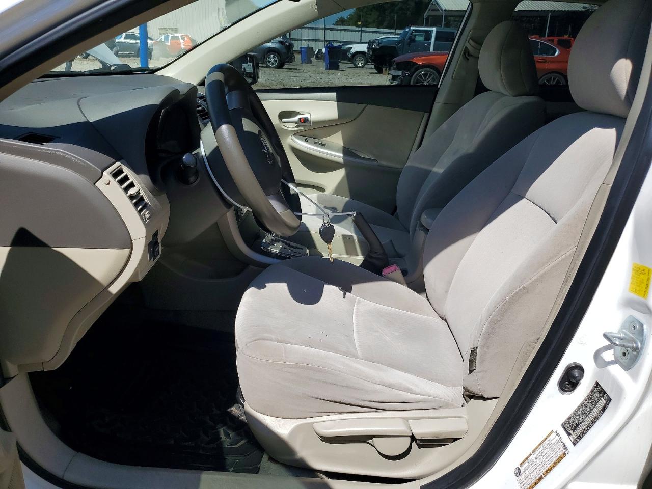 2010 Toyota Corolla Le White vin: JTDBU4EE1A9117995