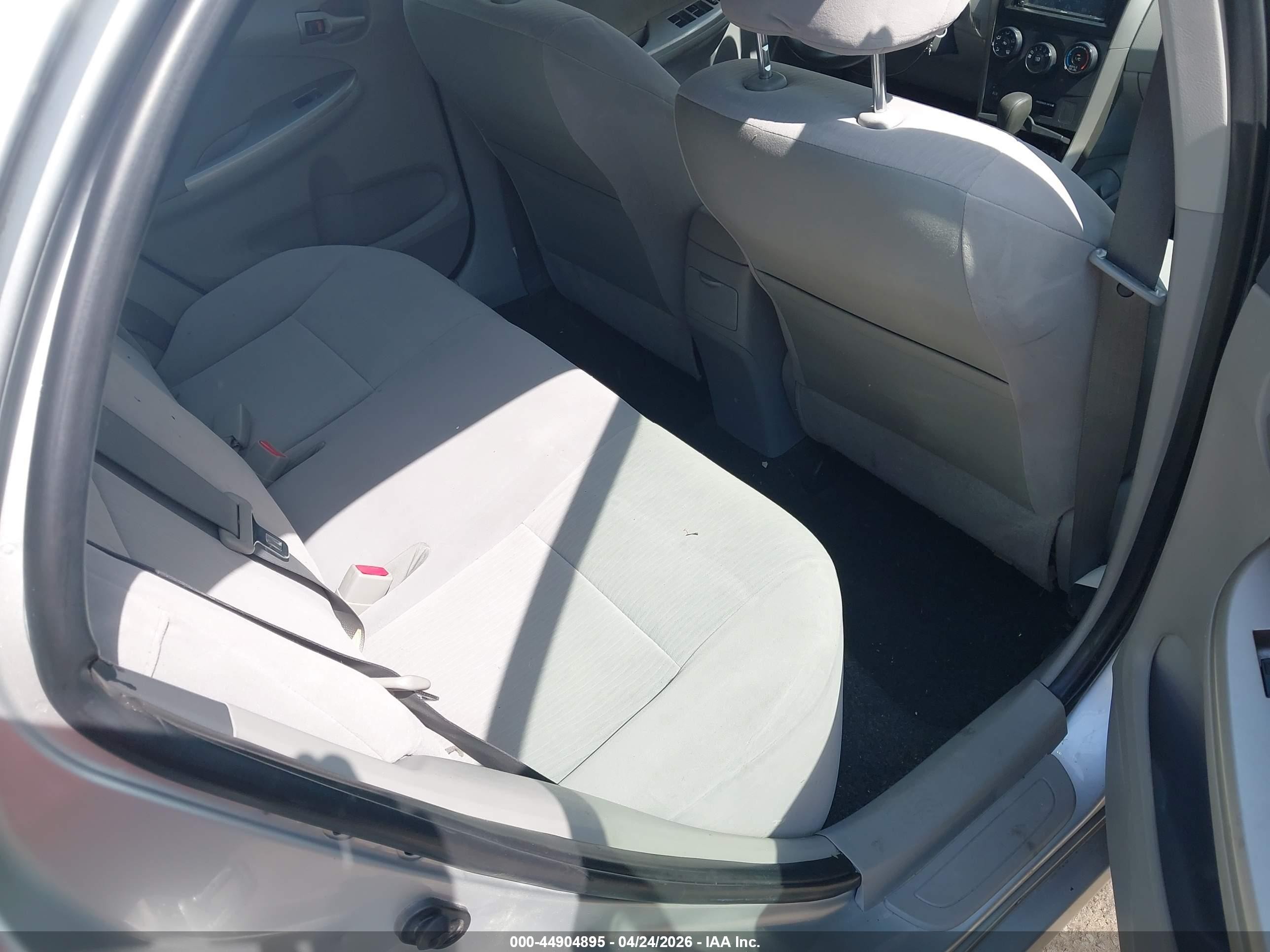 2010 Toyota Corolla Le Silver vin: JTDBU4EE1AJ067923