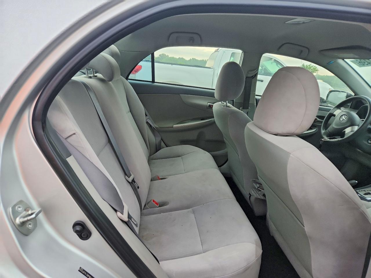 2010 Toyota Corolla Le Серебряный vin: JTDBU4EE1AJ072104