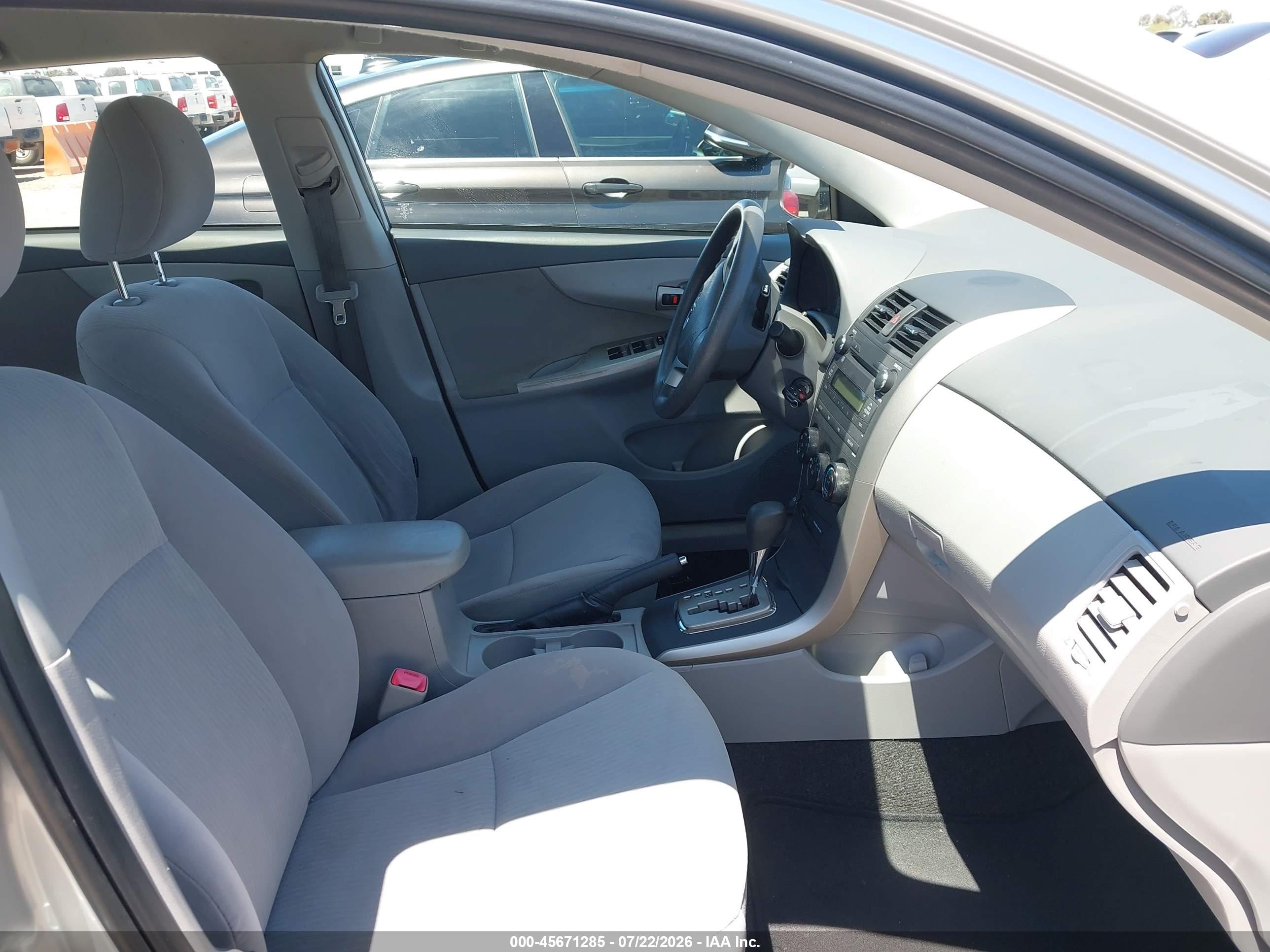 2010 Toyota Corolla Le Серебряный vin: JTDBU4EE1AJ079084
