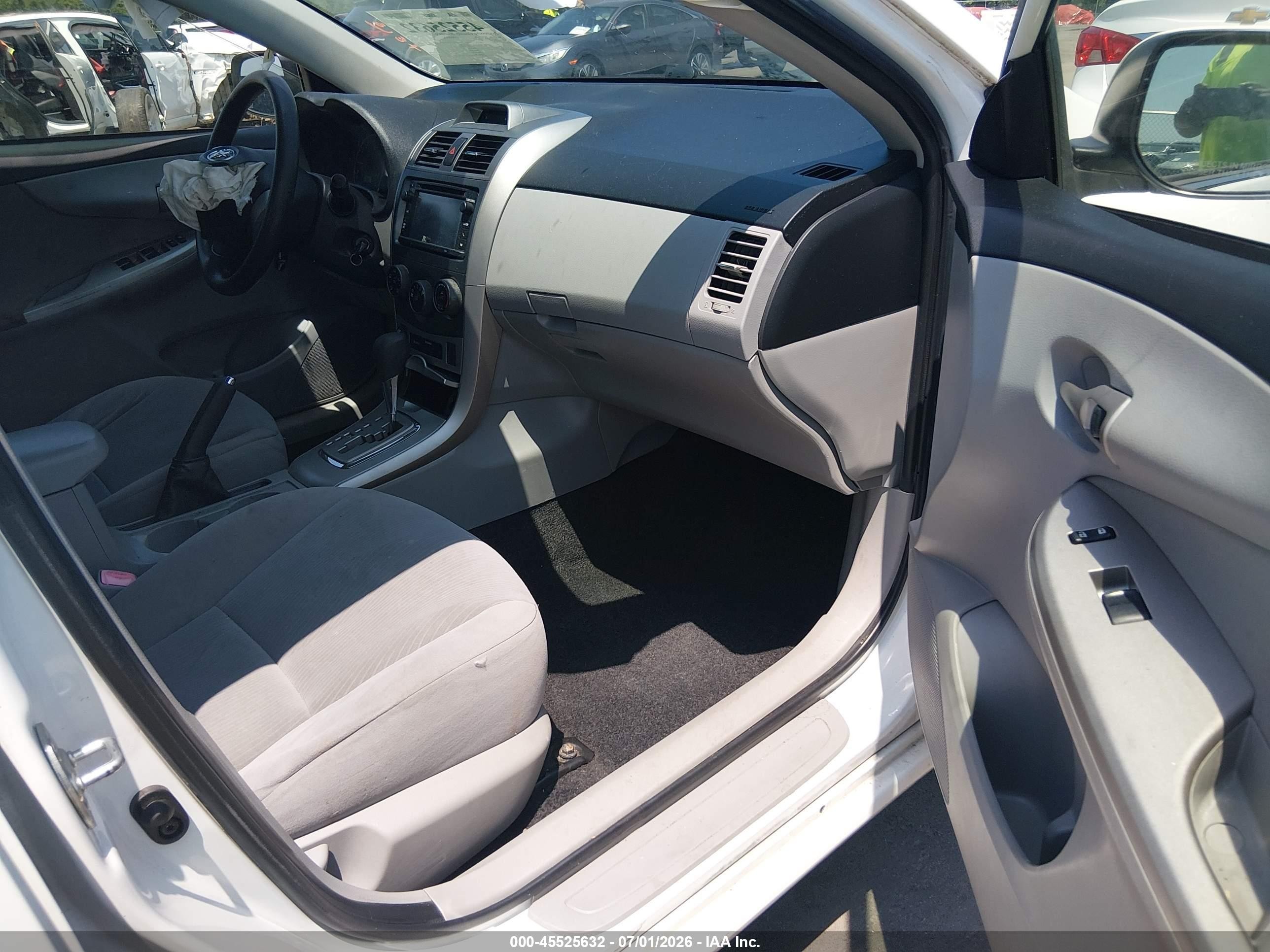 2013 Toyota Corolla Le White vin: JTDBU4EE1DJ119202