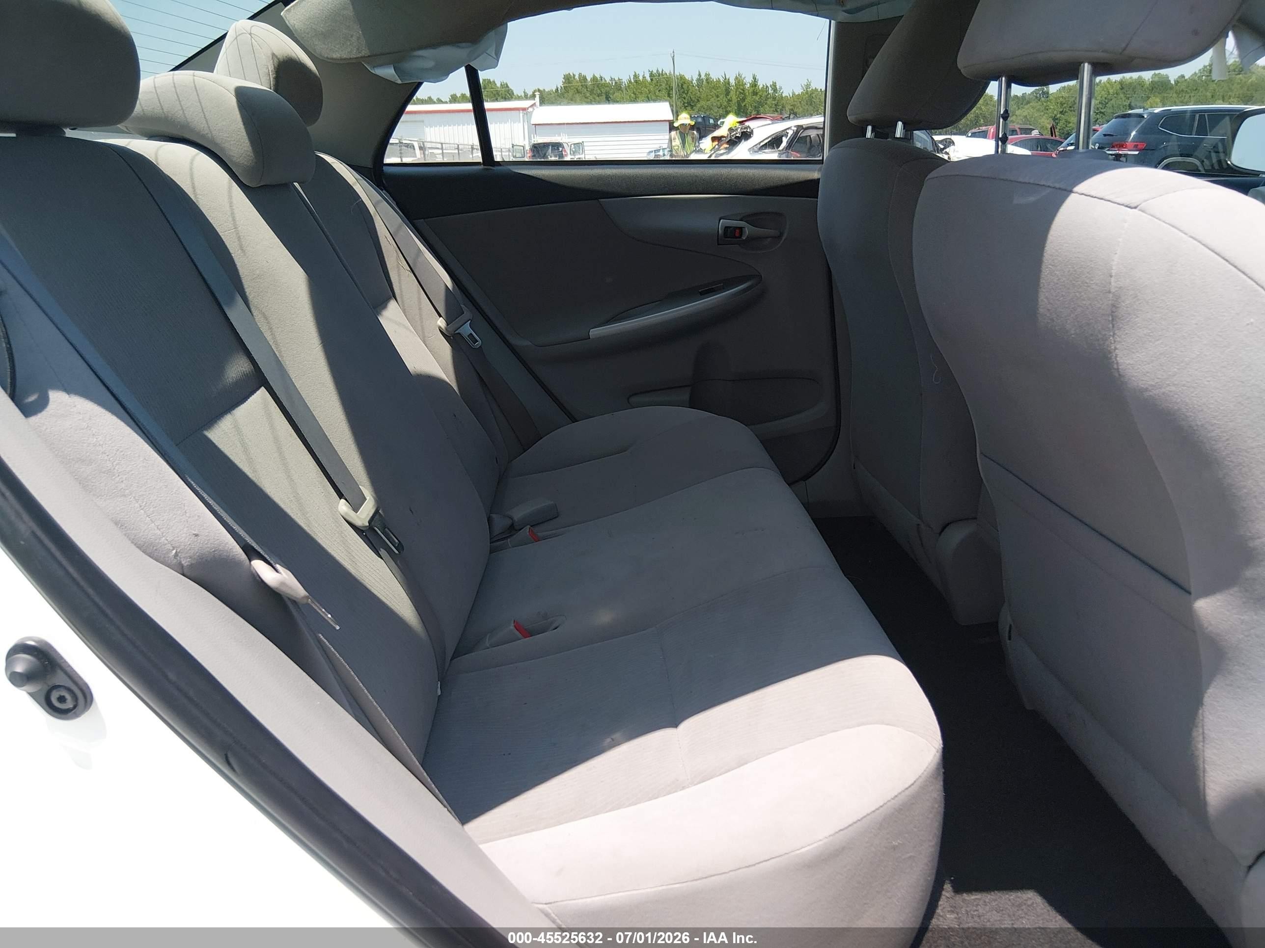 2013 Toyota Corolla Le White vin: JTDBU4EE1DJ119202