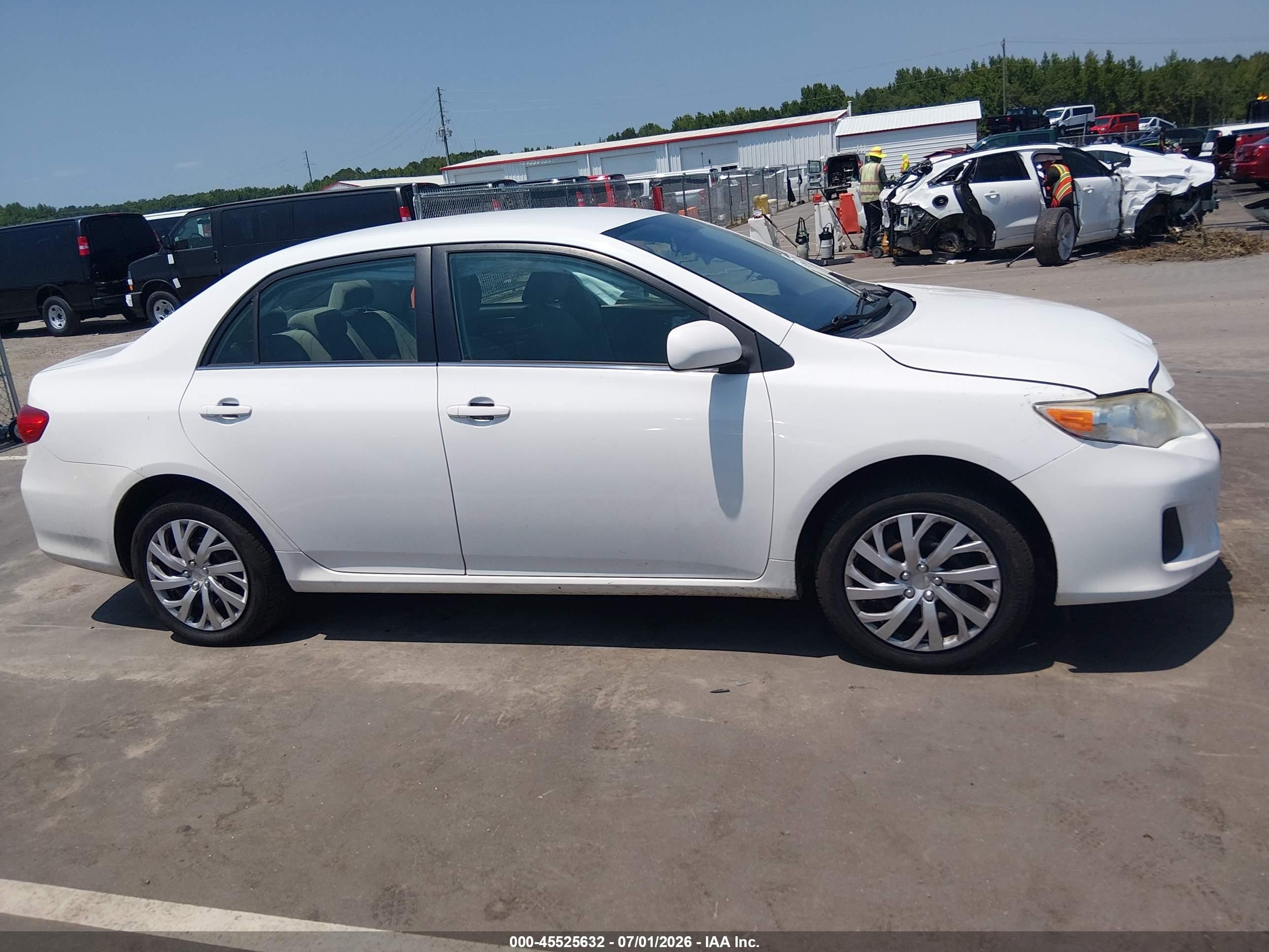 2013 Toyota Corolla Le White vin: JTDBU4EE1DJ119202