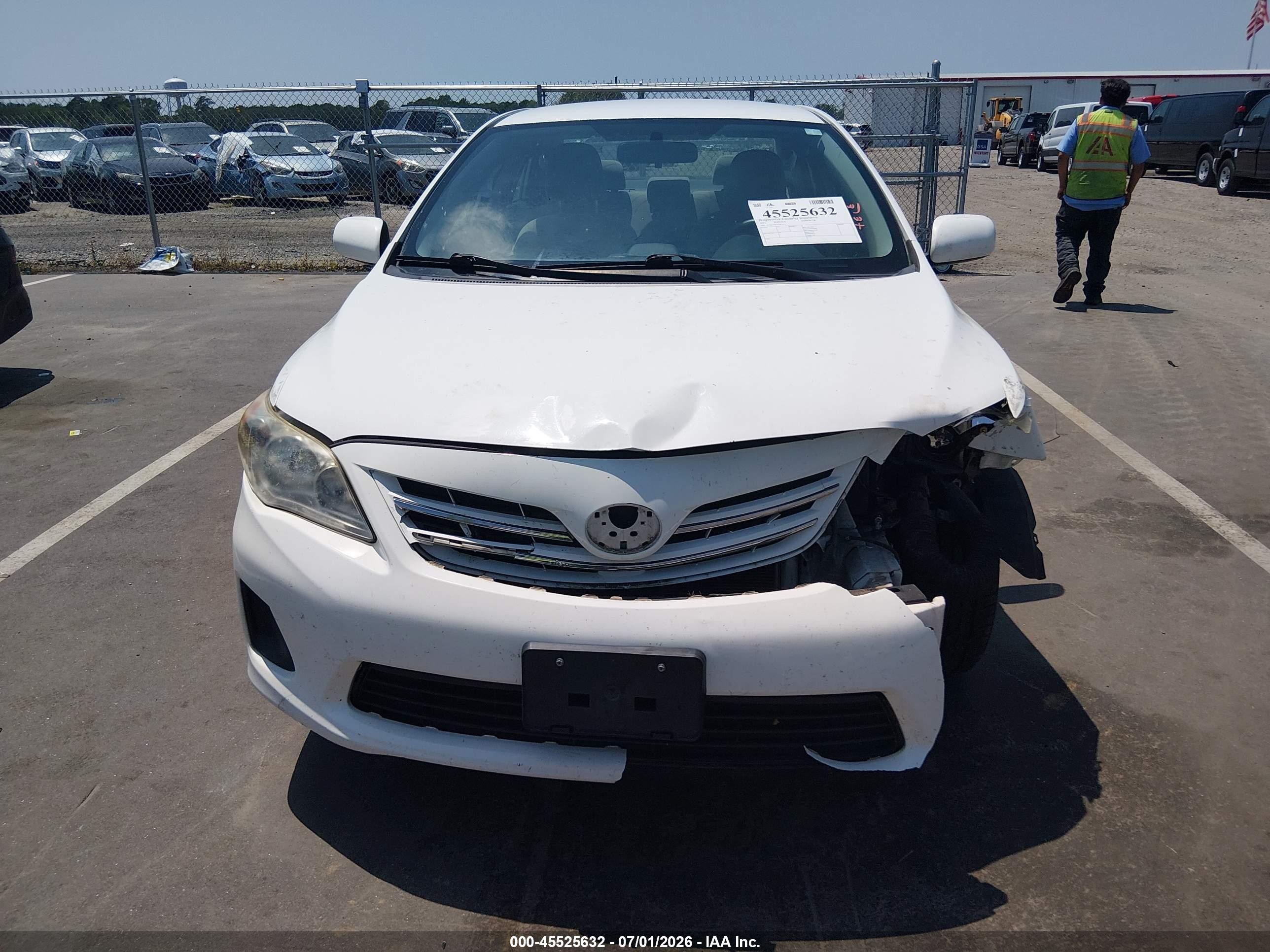 2013 Toyota Corolla Le White vin: JTDBU4EE1DJ119202