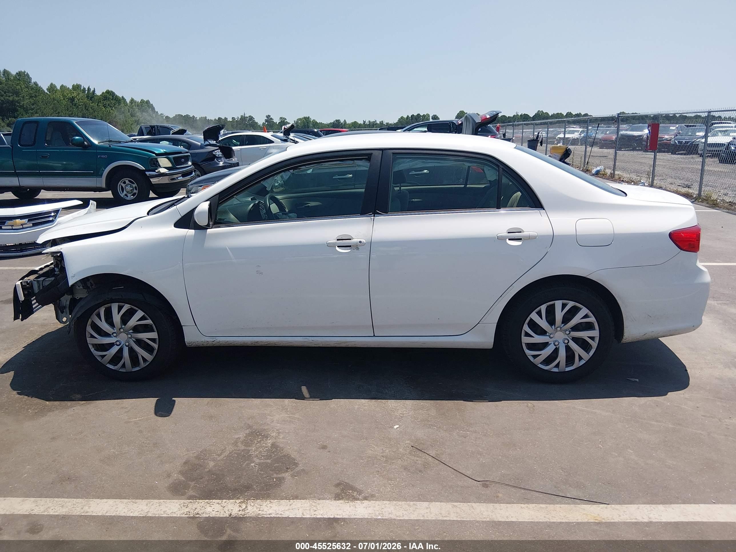 2013 Toyota Corolla Le White vin: JTDBU4EE1DJ119202