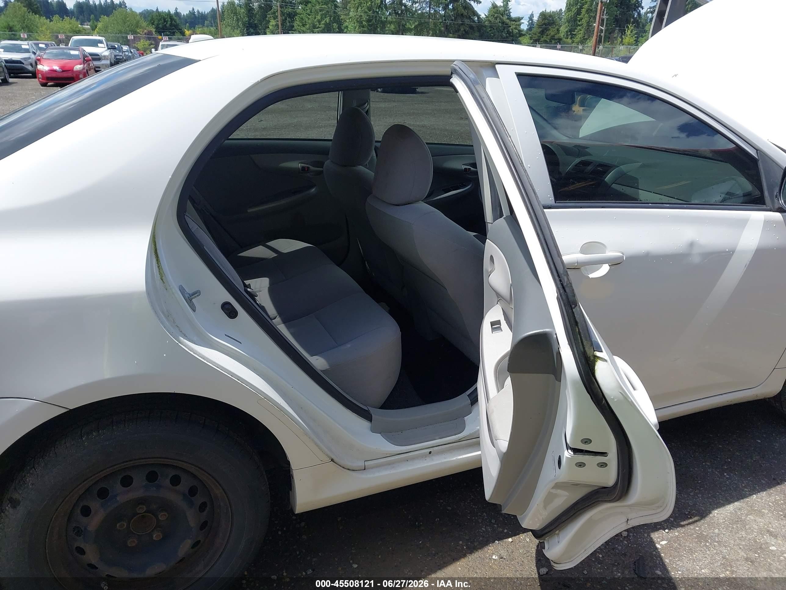 2010 Toyota Corolla Le White vin: JTDBU4EE2A9104141