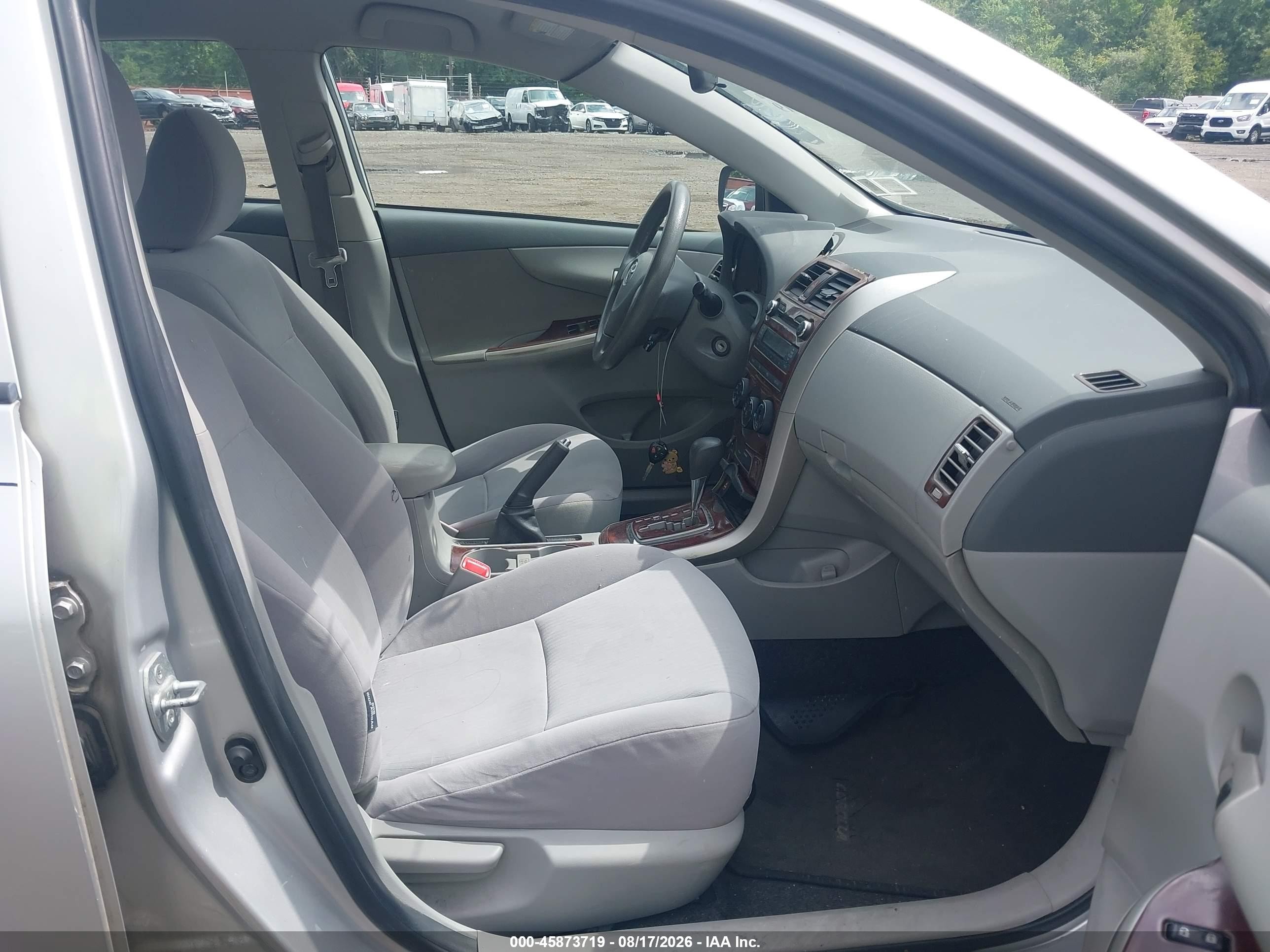 2010 Toyota Corolla Le Серебряный vin: JTDBU4EE2AJ055974