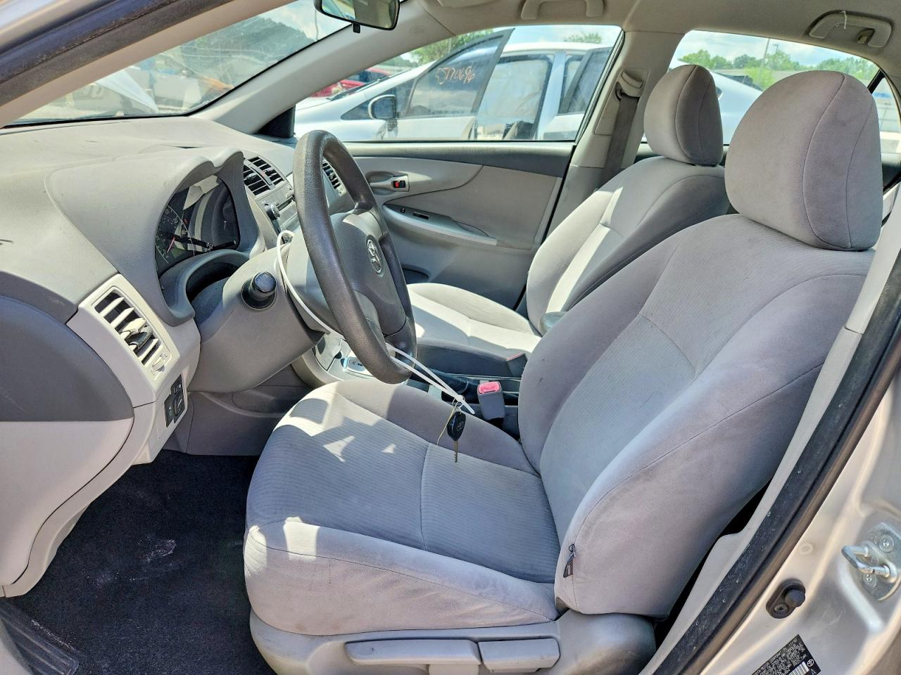 2010 Toyota Corolla Le Серебряный vin: JTDBU4EE2AJ086884
