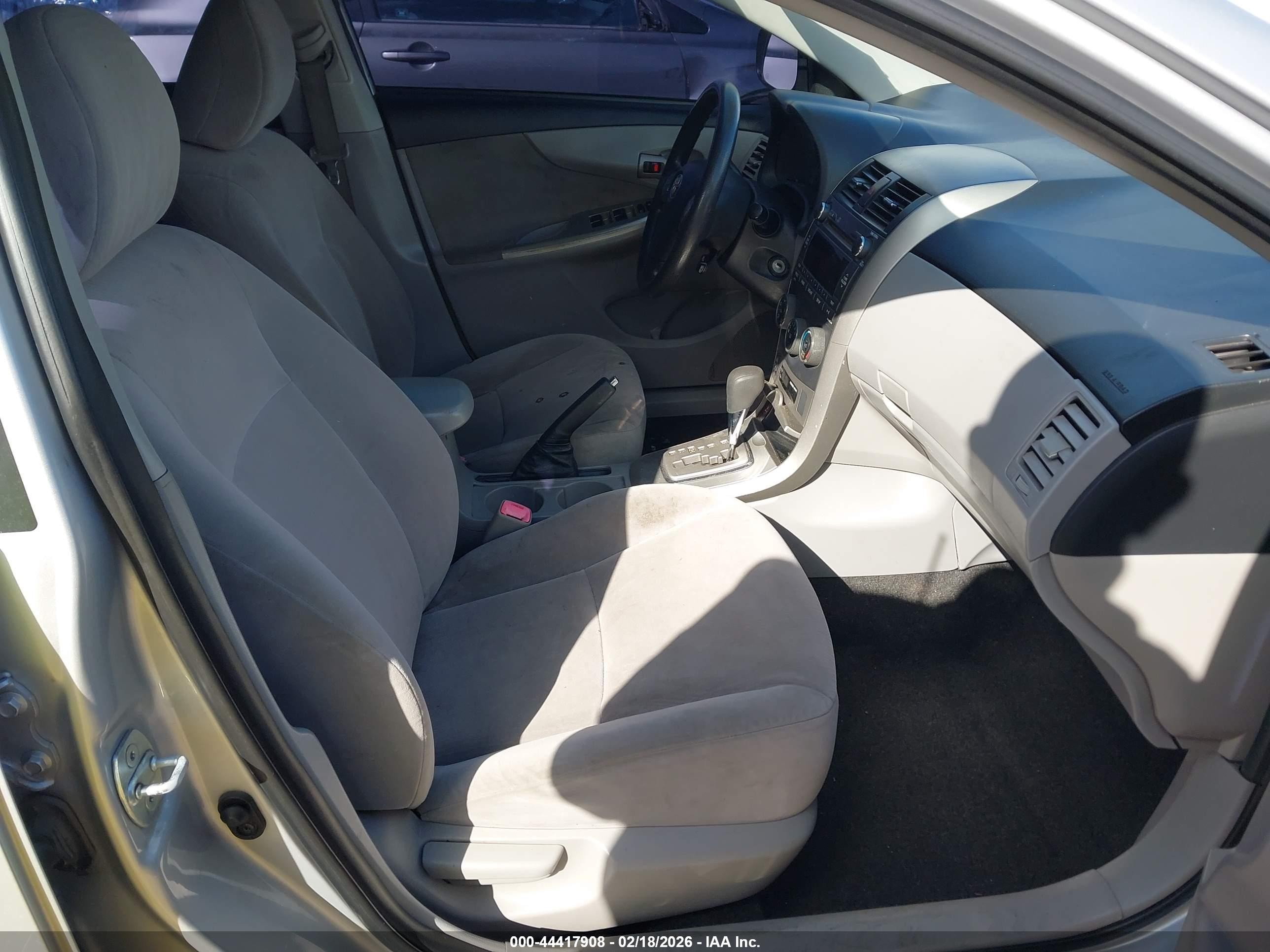 2011 Toyota Corolla Le Silver vin: JTDBU4EE2B9126836