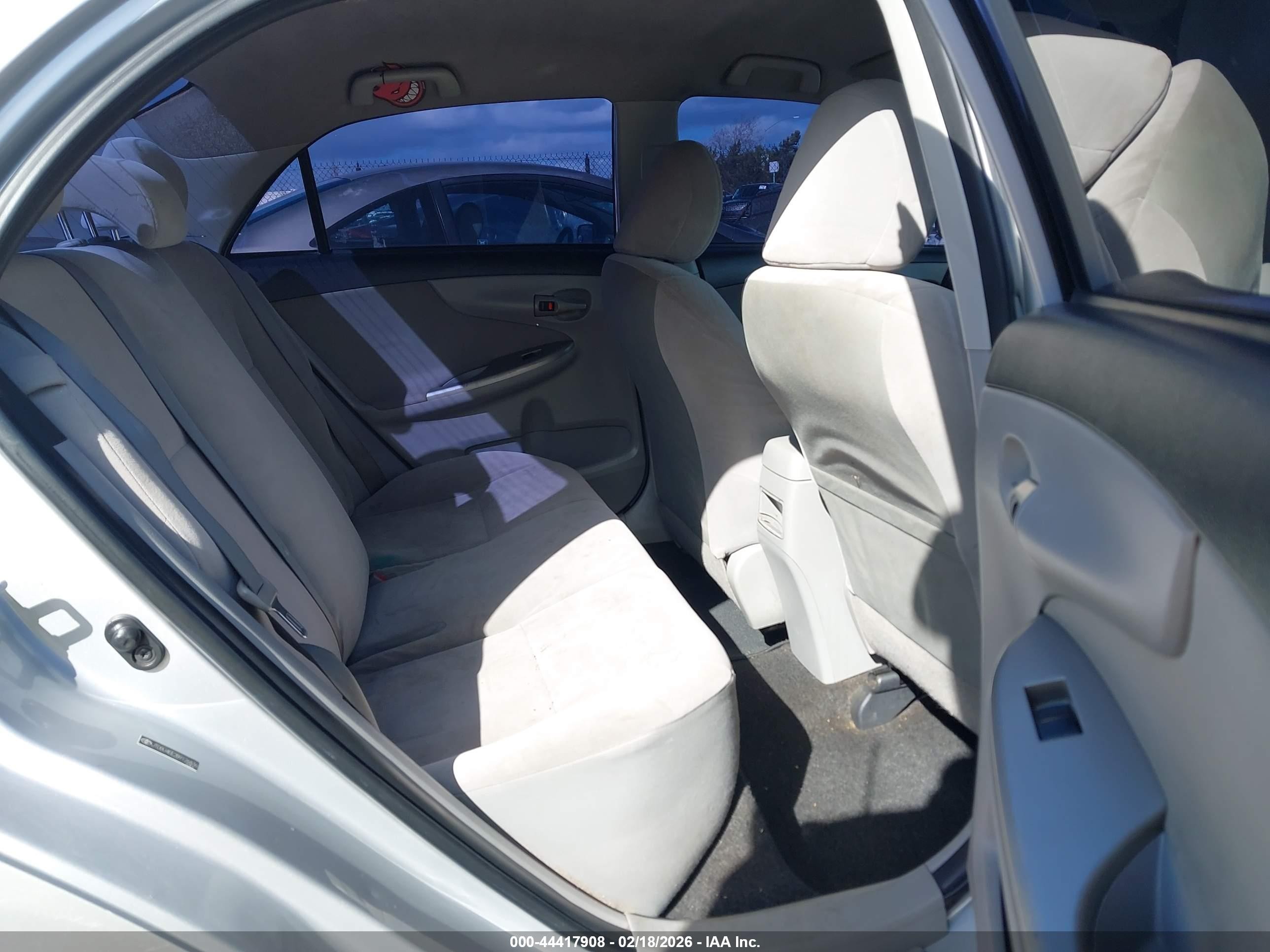 2011 Toyota Corolla Le Silver vin: JTDBU4EE2B9126836
