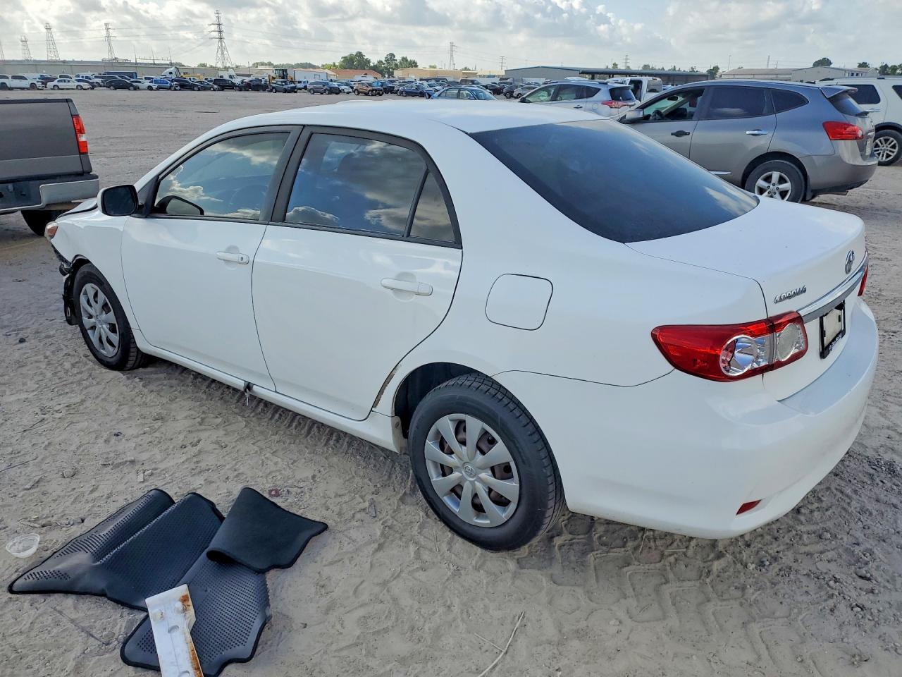 2011 Toyota Corolla Le White vin: JTDBU4EE2B9161120