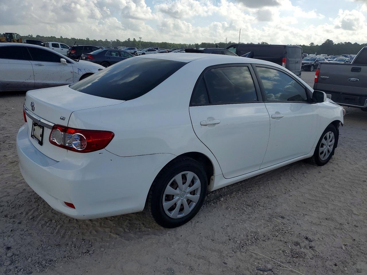 2011 Toyota Corolla Le White vin: JTDBU4EE2B9161120