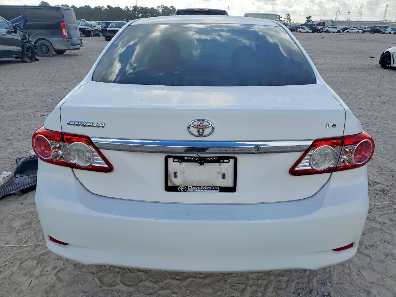 2011 Toyota Corolla Le White vin: JTDBU4EE2B9161120