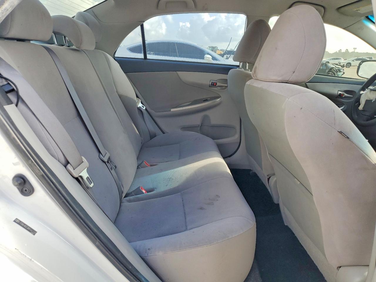 2011 Toyota Corolla Le White vin: JTDBU4EE2B9161120