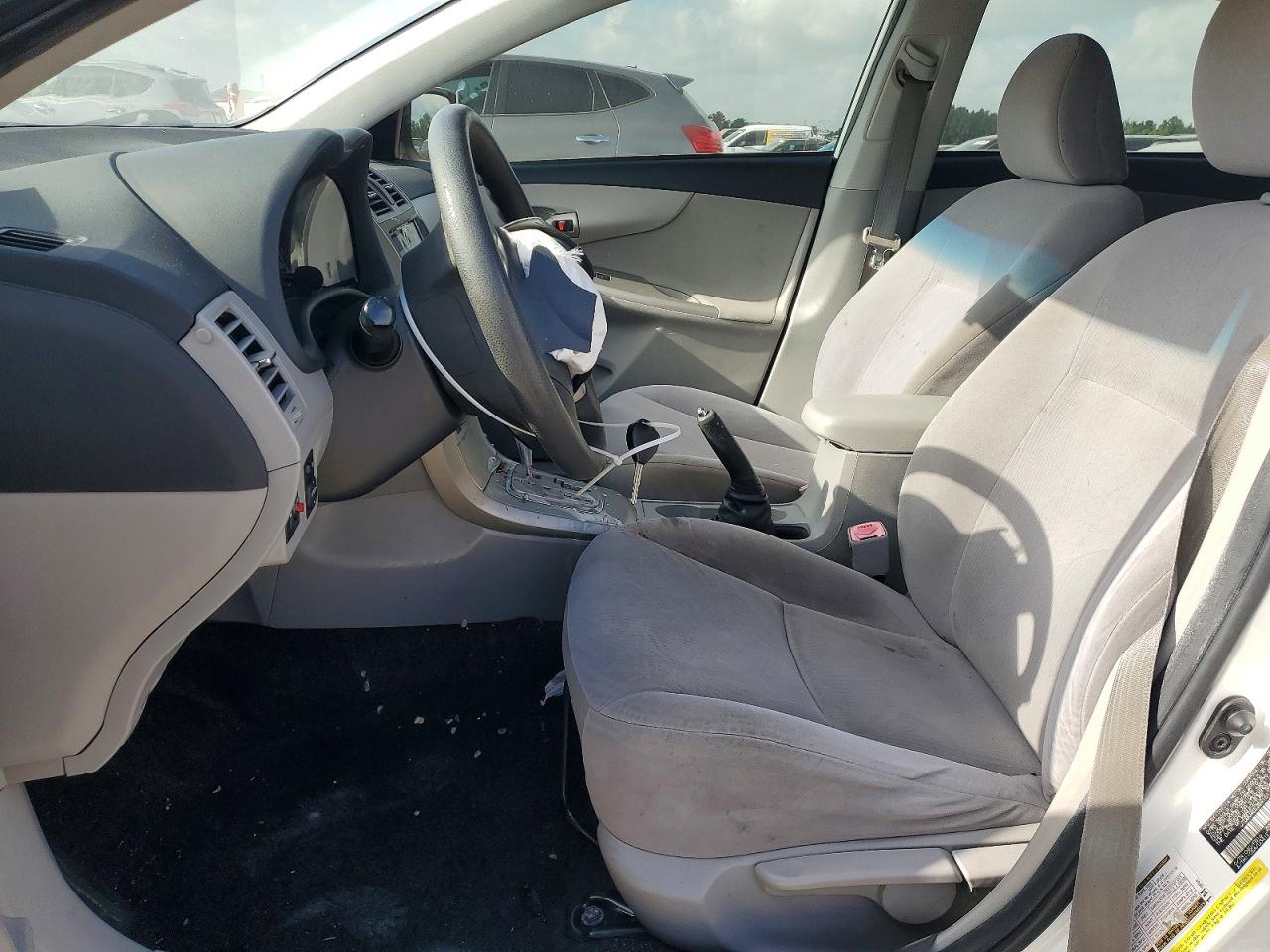 2011 Toyota Corolla Le White vin: JTDBU4EE2B9161120