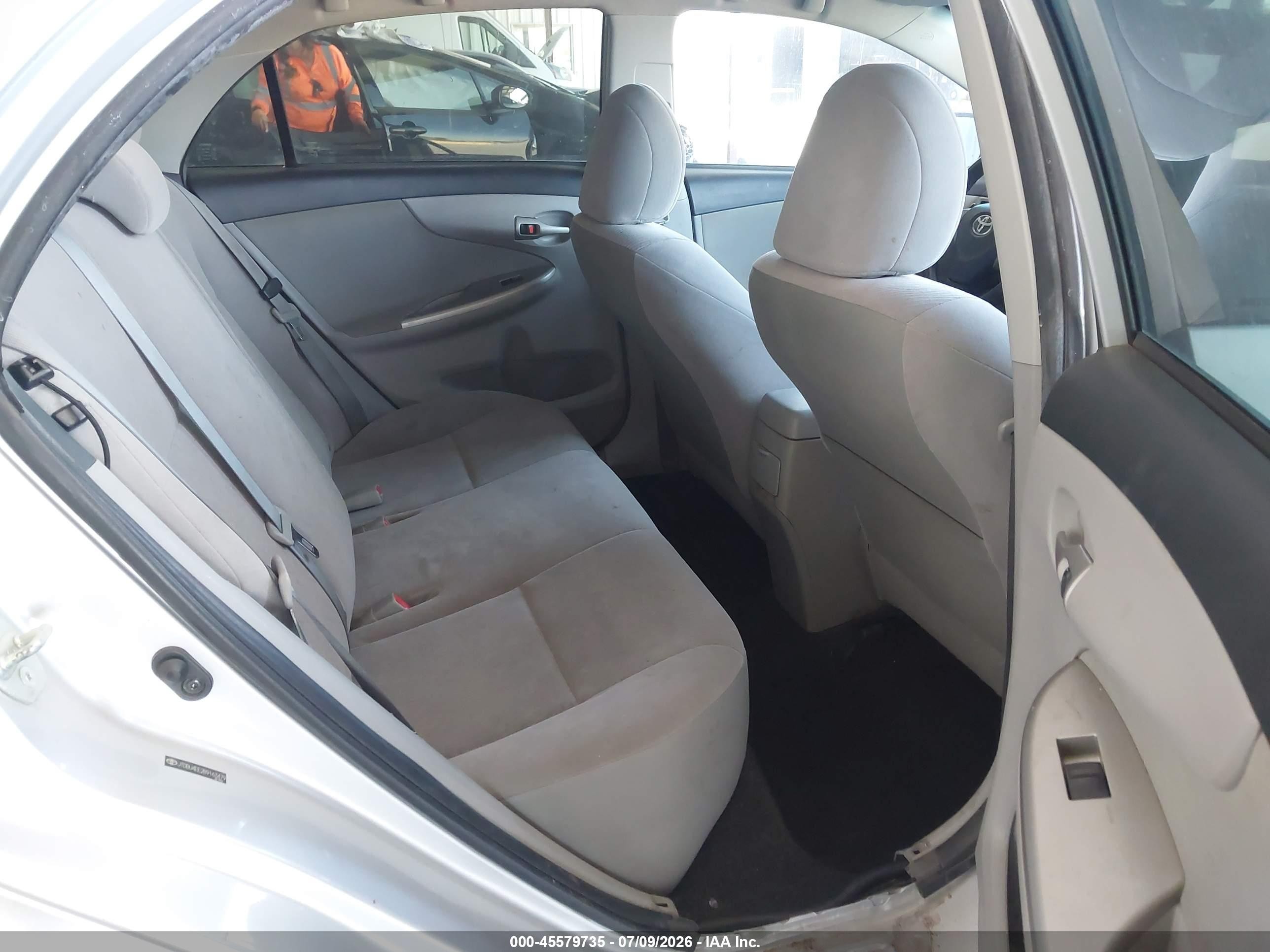 2011 Toyota Corolla Le Silver vin: JTDBU4EE2B9163479