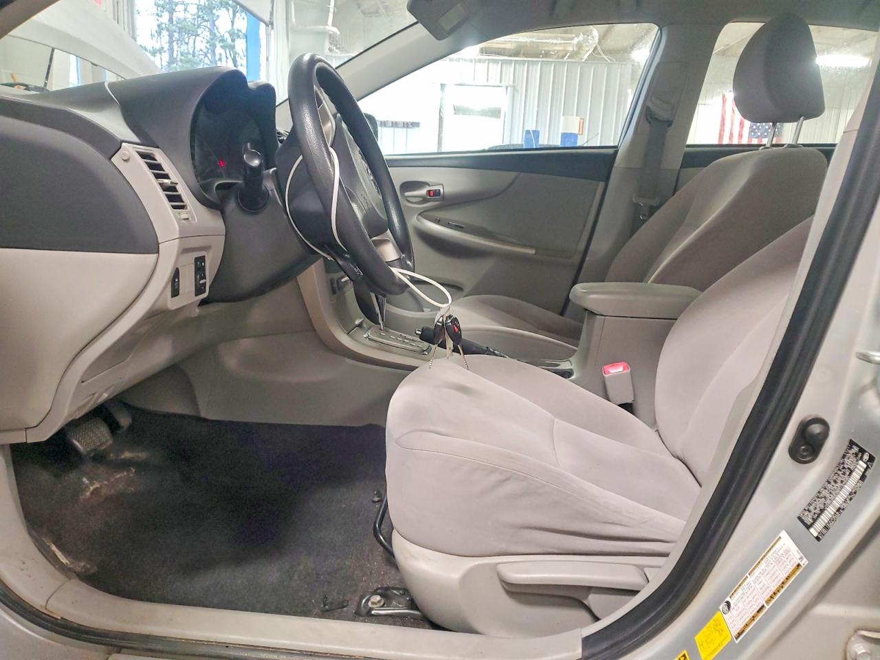 2011 Toyota Corolla Le Silver vin: JTDBU4EE2B9169640