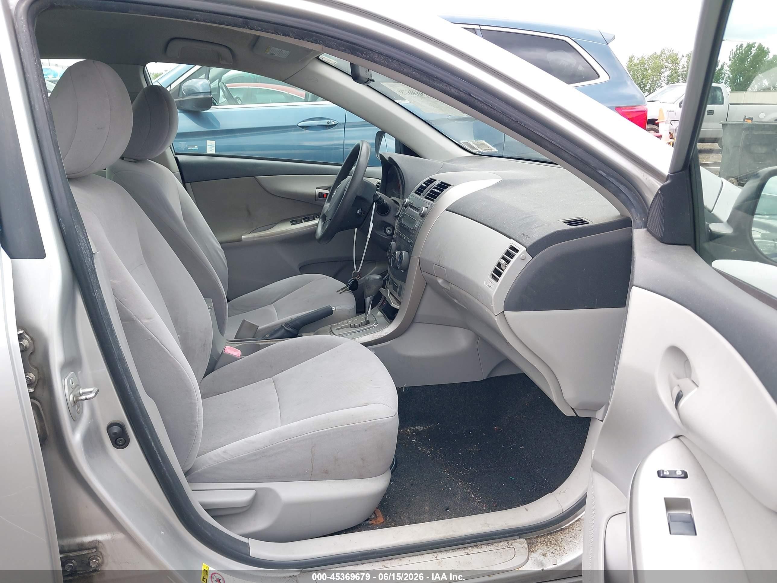 2011 Toyota Corolla Le Silver vin: JTDBU4EE2BJ093982