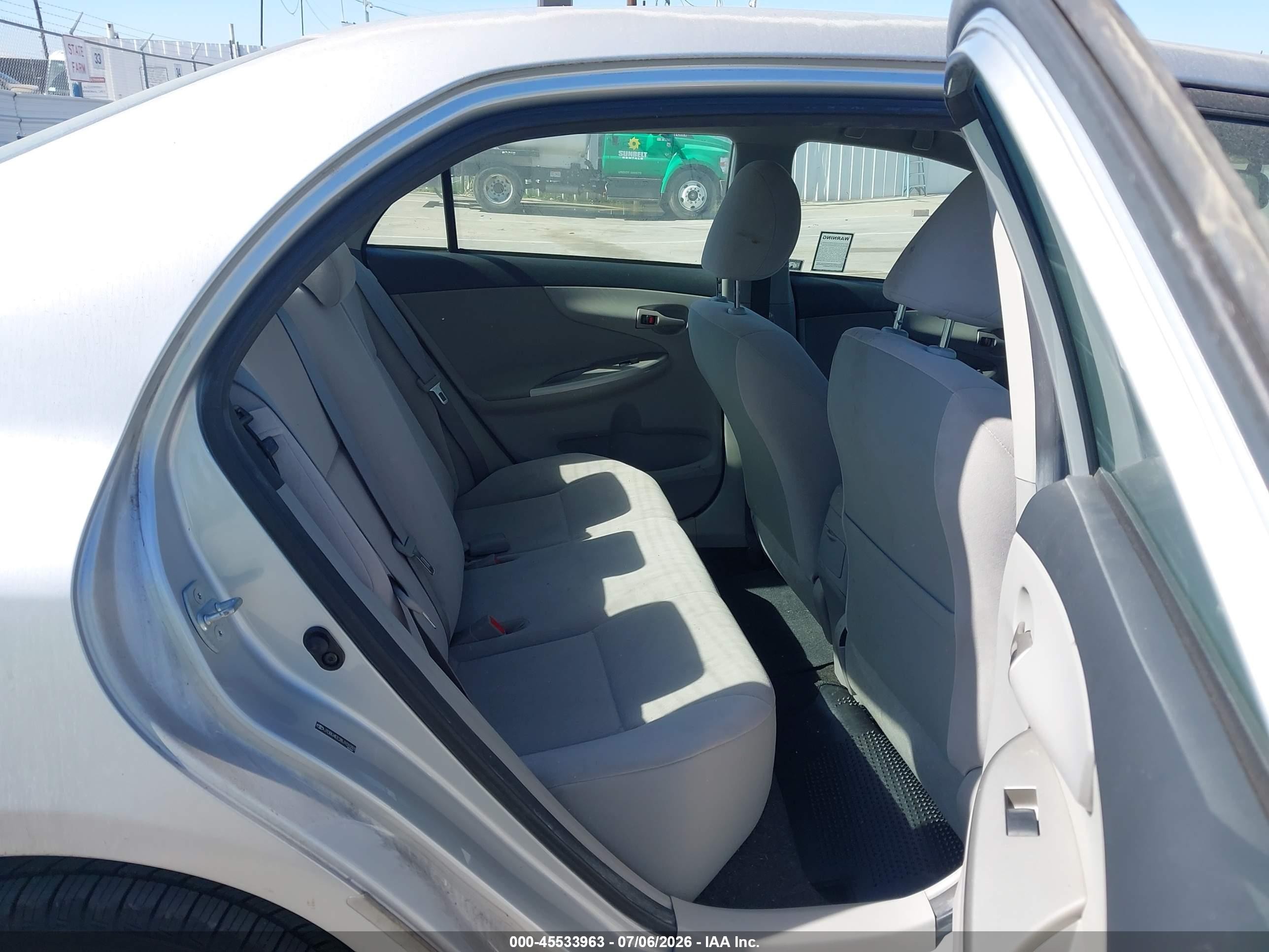 2011 Toyota Corolla Le Silver vin: JTDBU4EE2BJ101093
