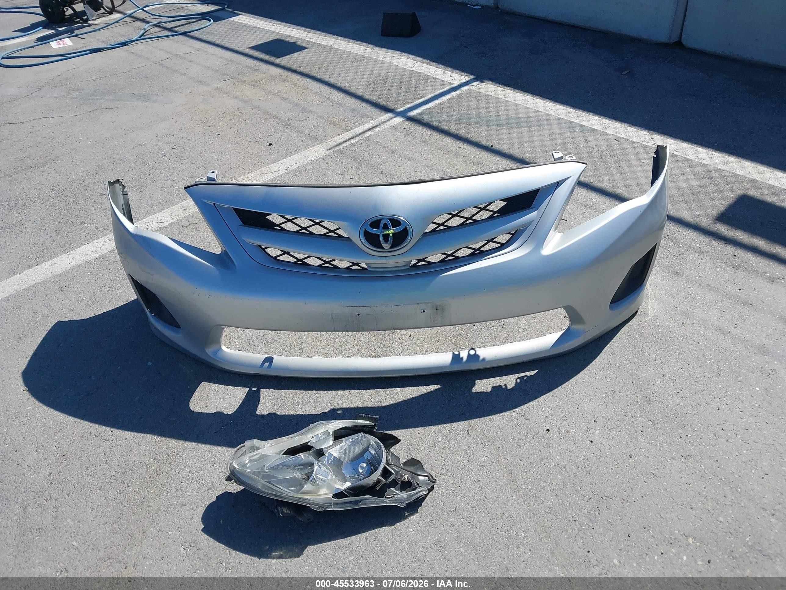 2011 Toyota Corolla Le Silver vin: JTDBU4EE2BJ101093
