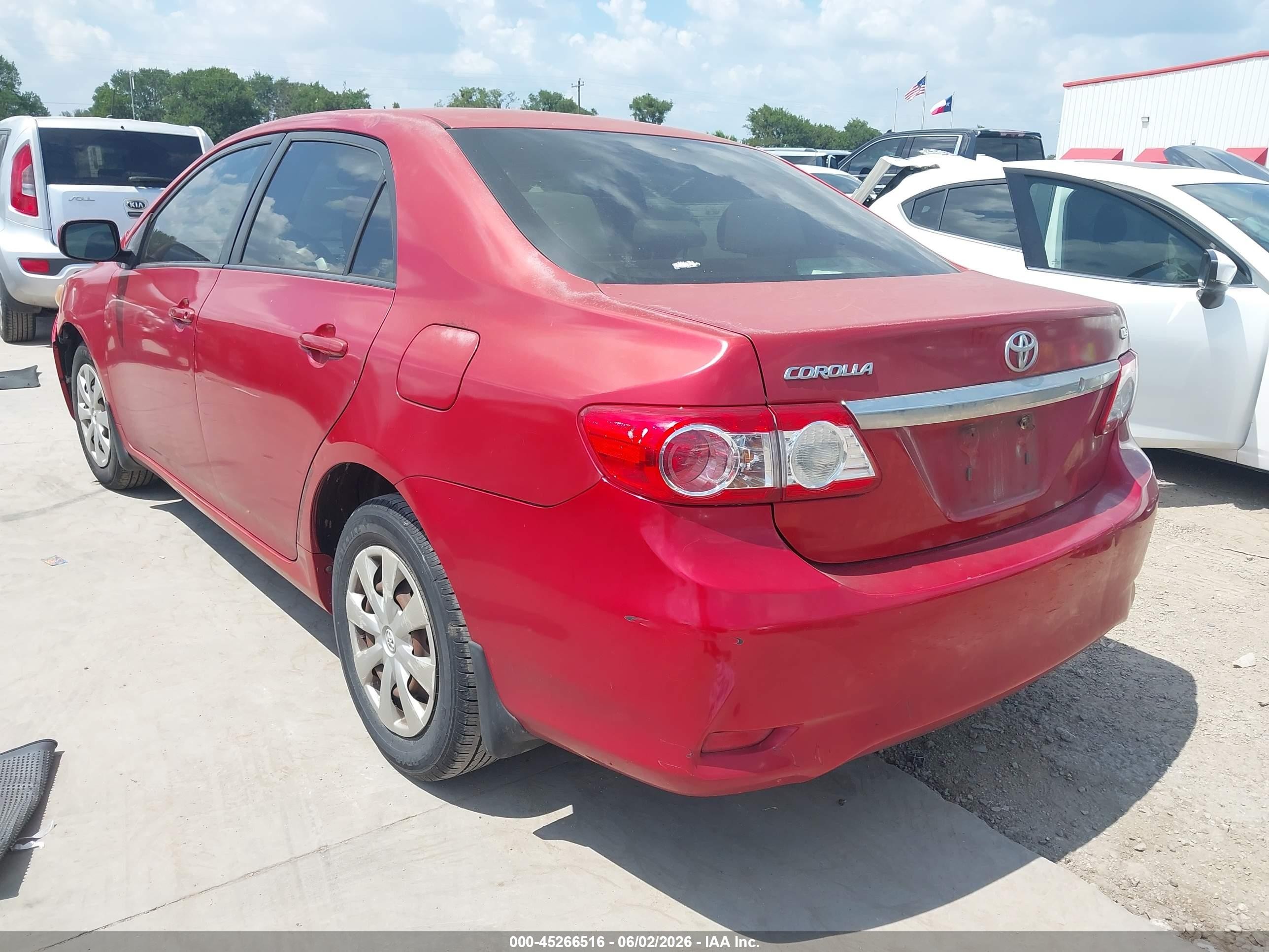 2011 Toyota Corolla Le Red vin: JTDBU4EE2BJ107105