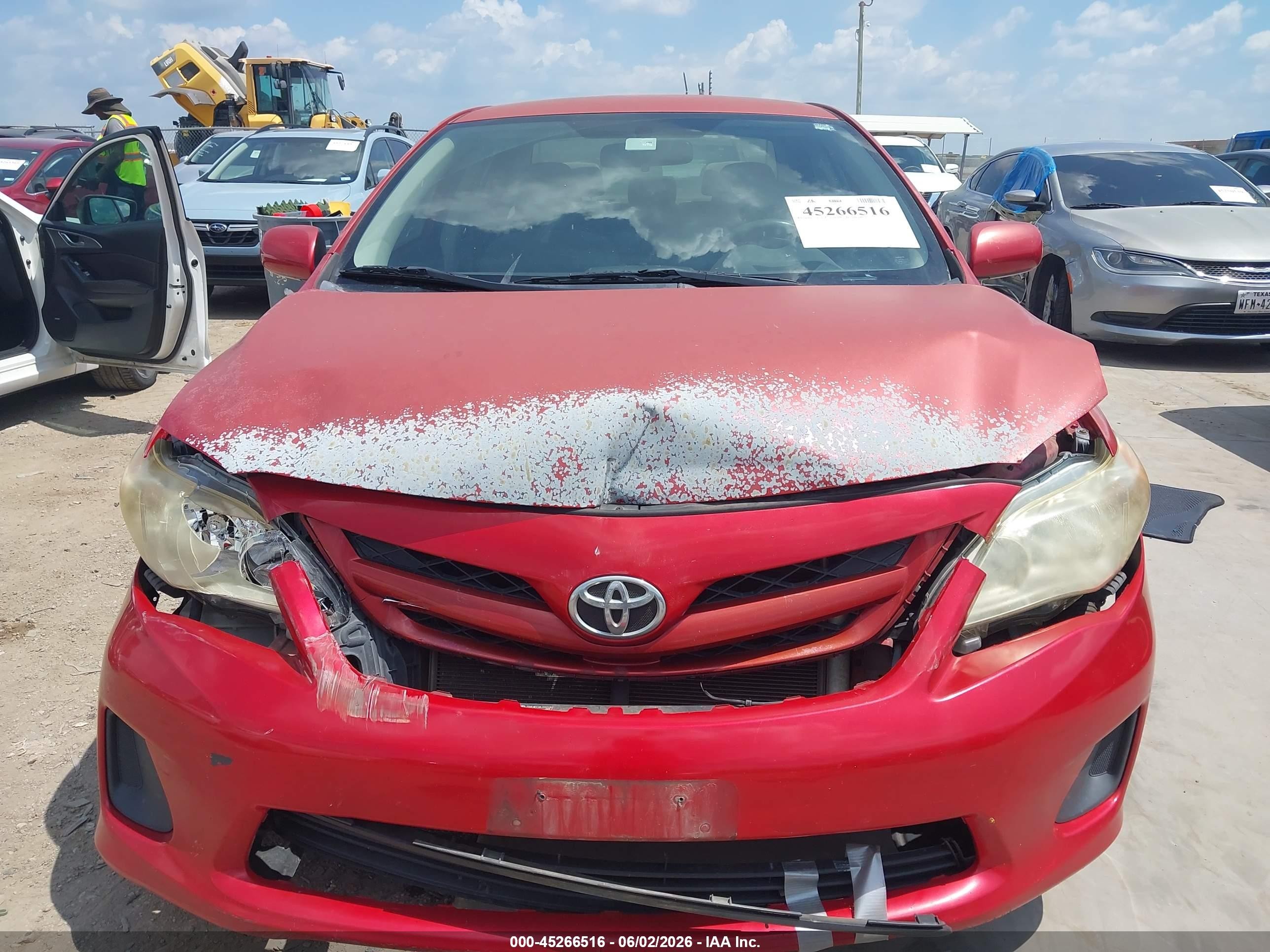 2011 Toyota Corolla Le Red vin: JTDBU4EE2BJ107105