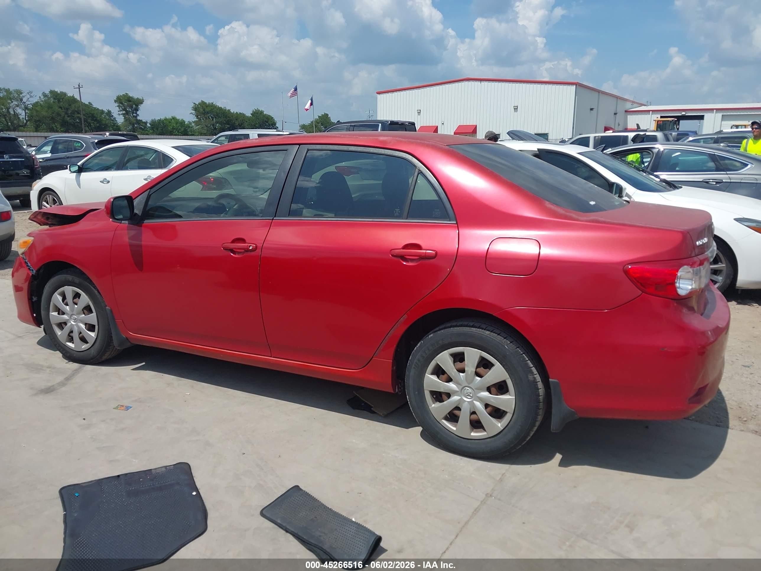 2011 Toyota Corolla Le Red vin: JTDBU4EE2BJ107105
