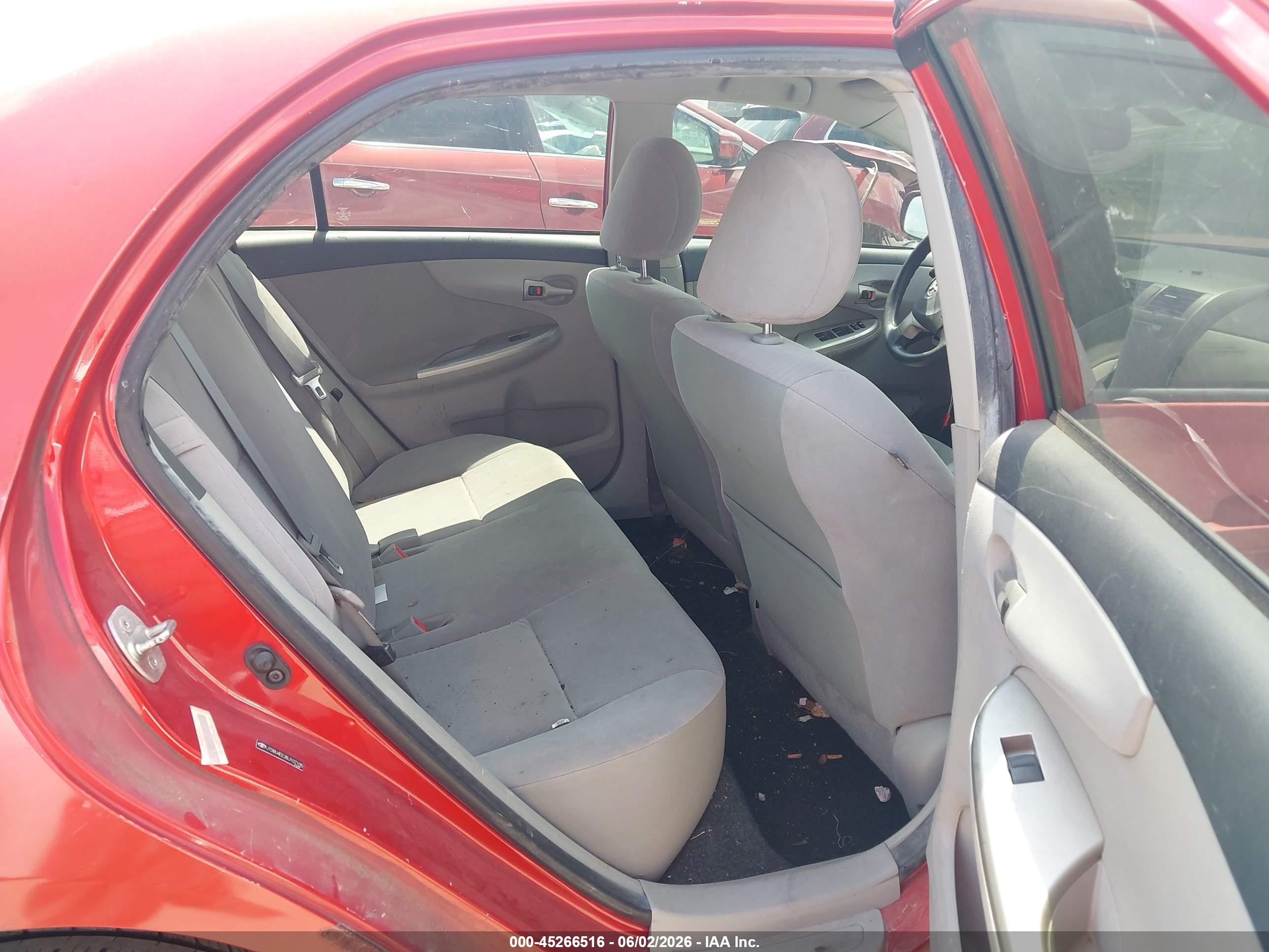 2011 Toyota Corolla Le Red vin: JTDBU4EE2BJ107105