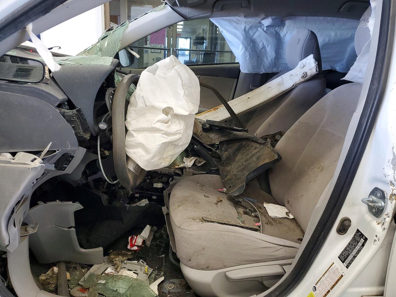 2013 Toyota Corolla Le White vin: JTDBU4EE2DJ116275