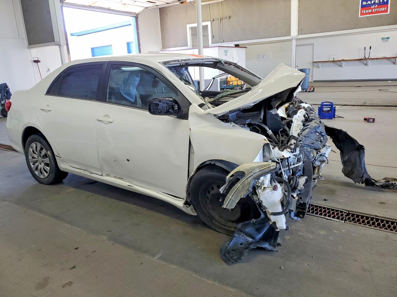 2013 Toyota Corolla Le White vin: JTDBU4EE2DJ116275