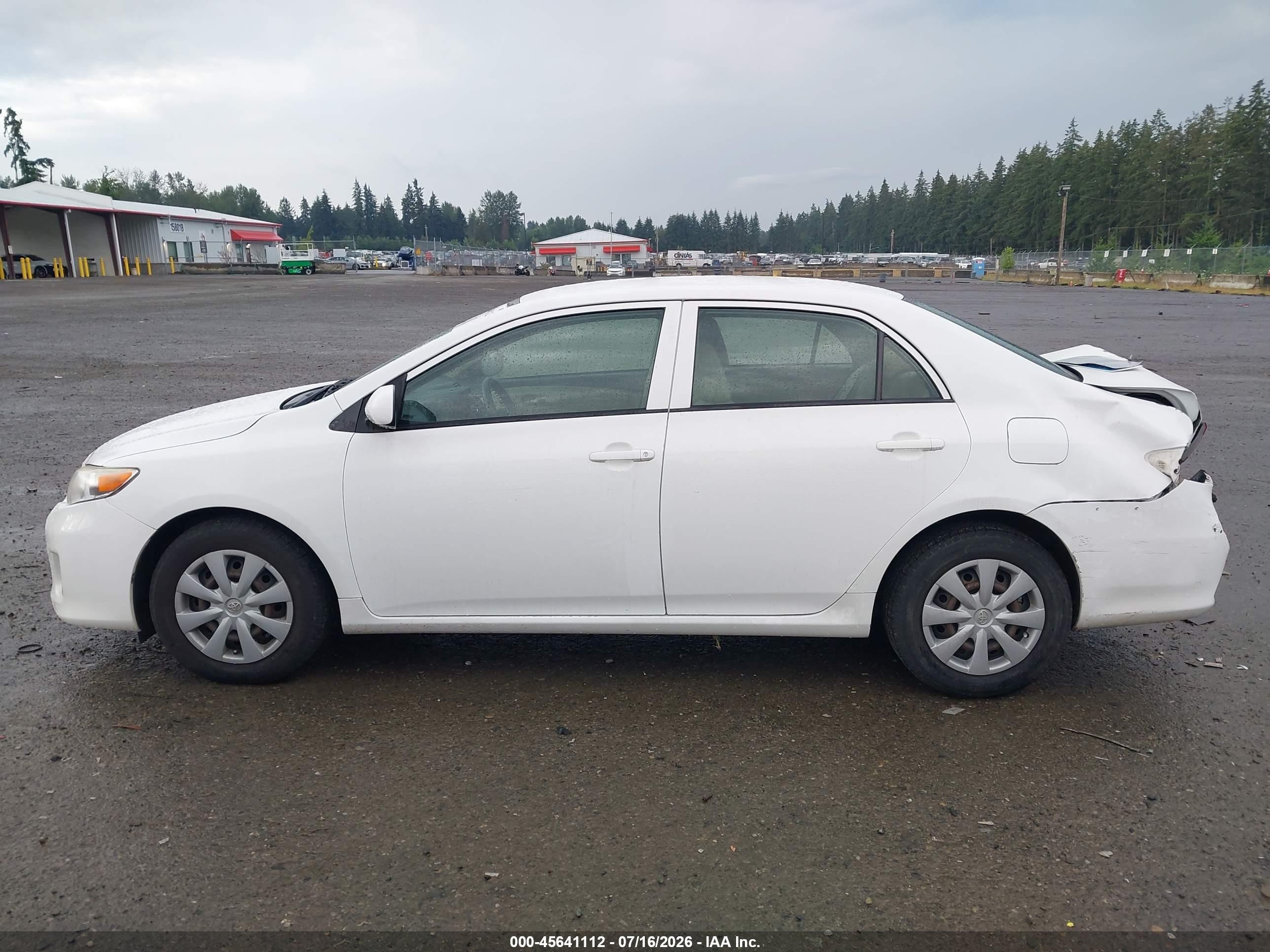 2013 Toyota Corolla L Белый vin: JTDBU4EE2DJ117295