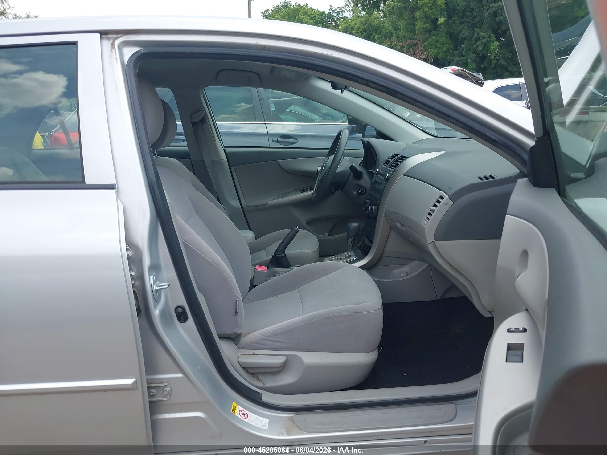 2010 Toyota Corolla Le Silver vin: JTDBU4EE3A9119389
