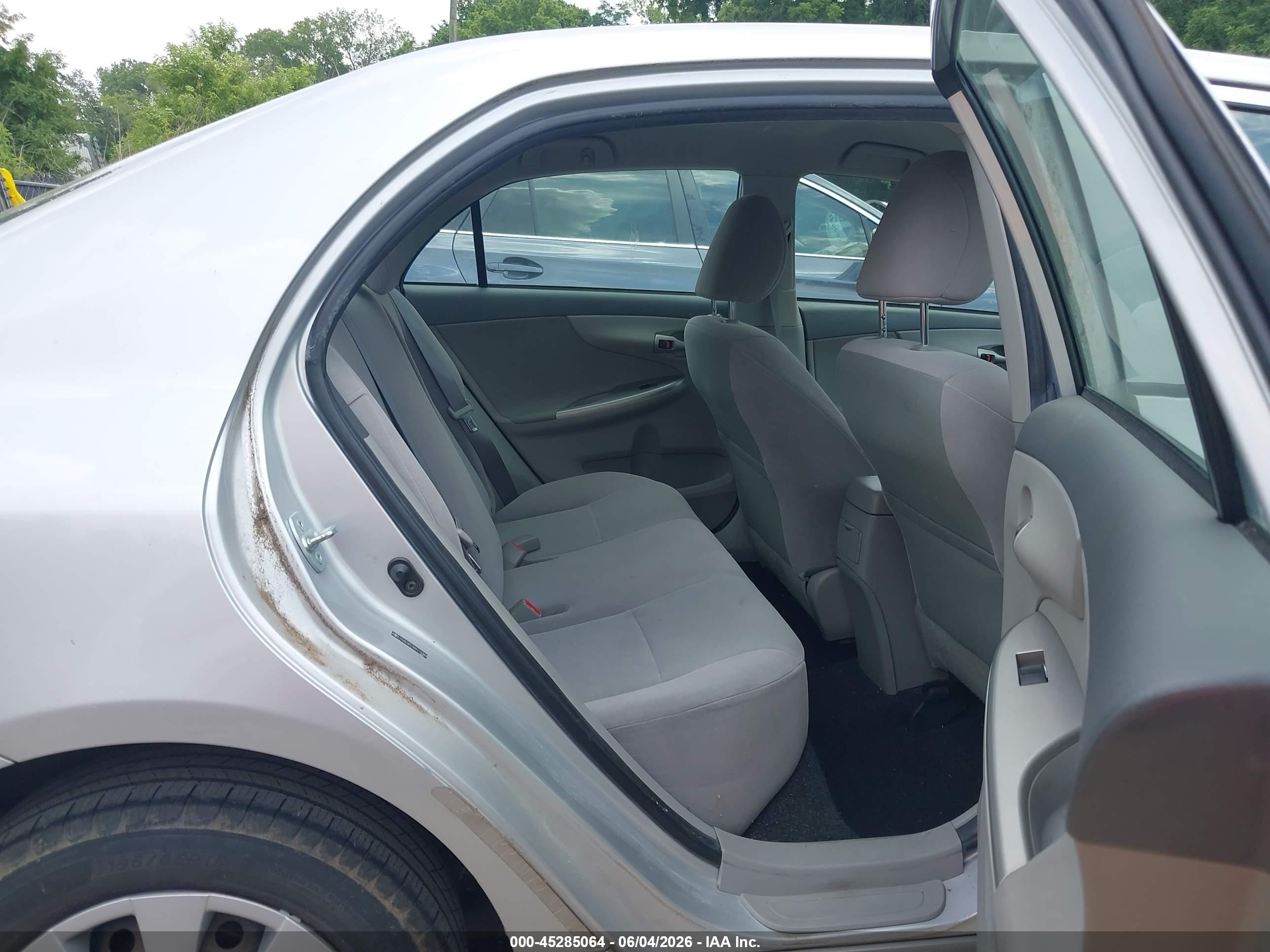 2010 Toyota Corolla Le Silver vin: JTDBU4EE3A9119389