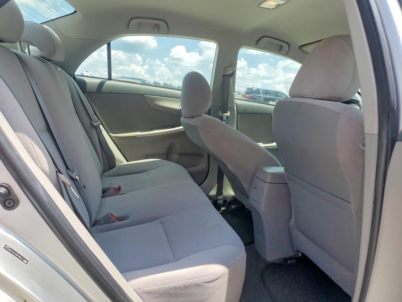 2010 Toyota Corolla Le Silver vin: JTDBU4EE3AJ081824