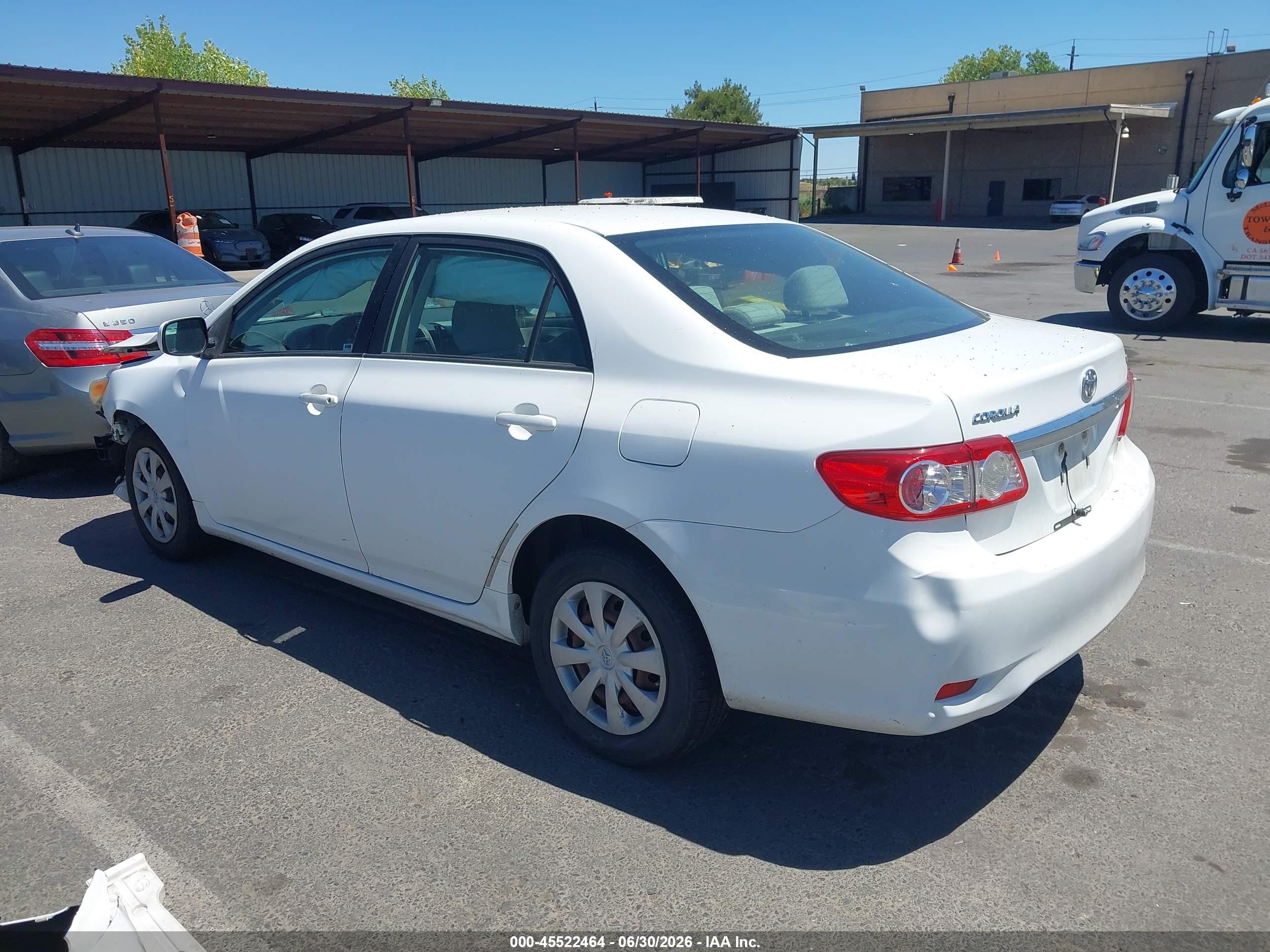 2011 Toyota Corolla Le White vin: JTDBU4EE3B9124478