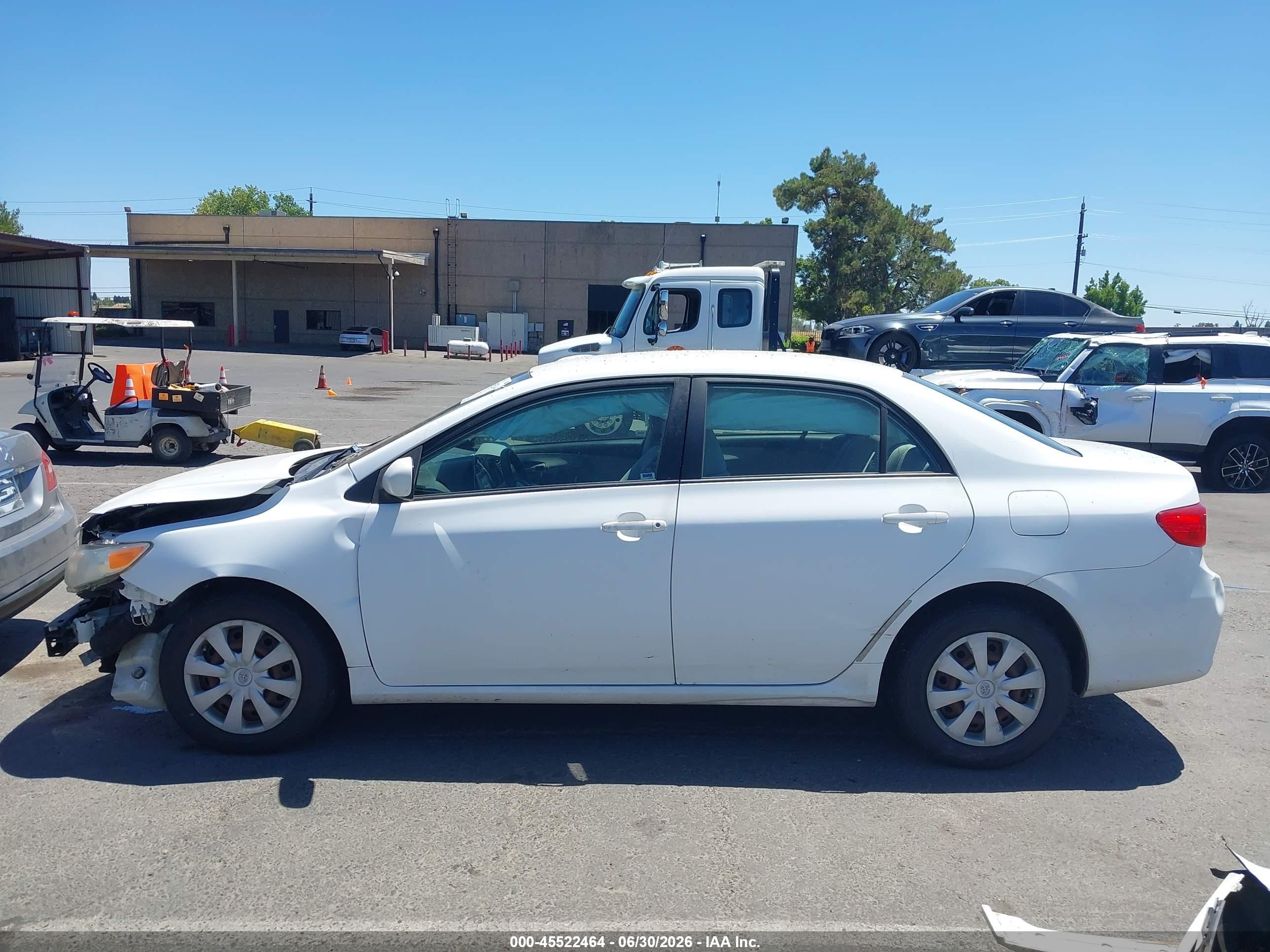2011 Toyota Corolla Le White vin: JTDBU4EE3B9124478