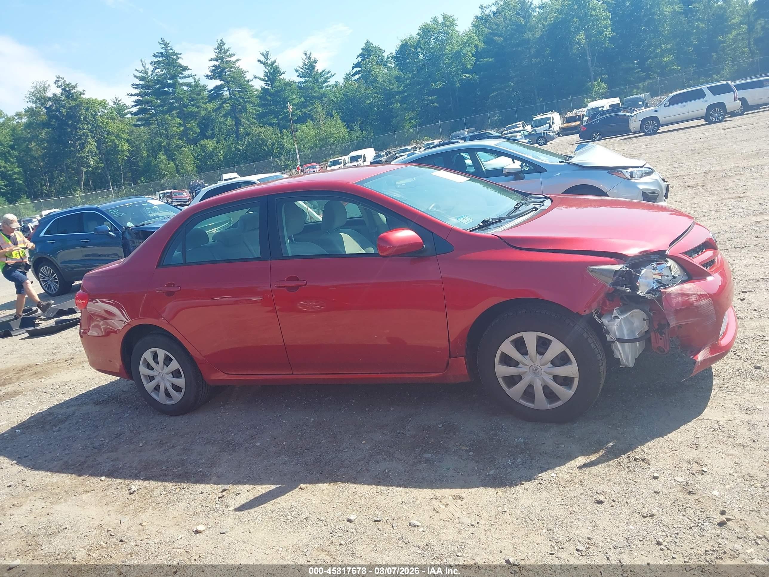 2011 Toyota Corolla Le Red vin: JTDBU4EE3B9138610
