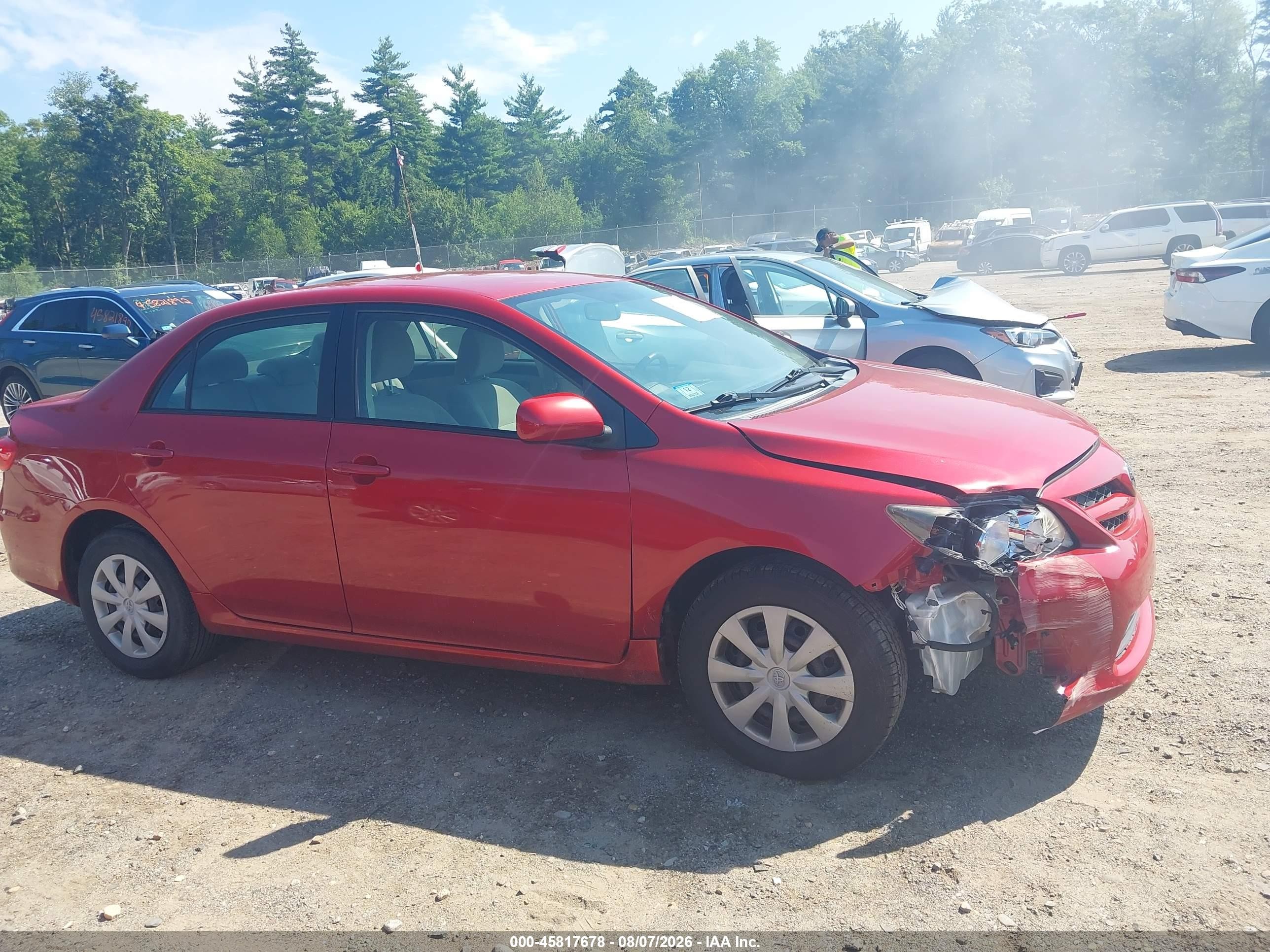 2011 Toyota Corolla Le Red vin: JTDBU4EE3B9138610