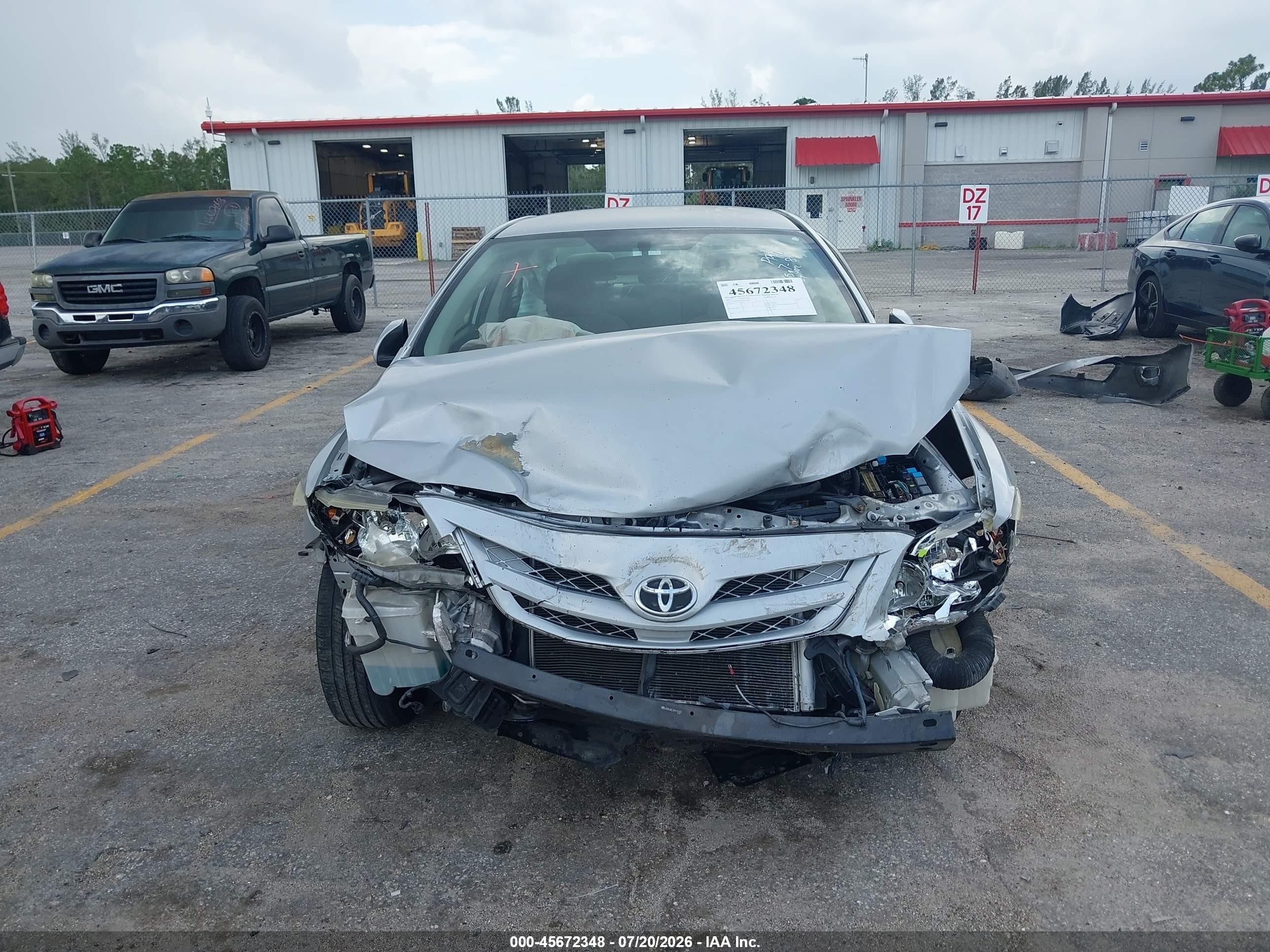 2011 Toyota Corolla Le Silver vin: JTDBU4EE3B9145802