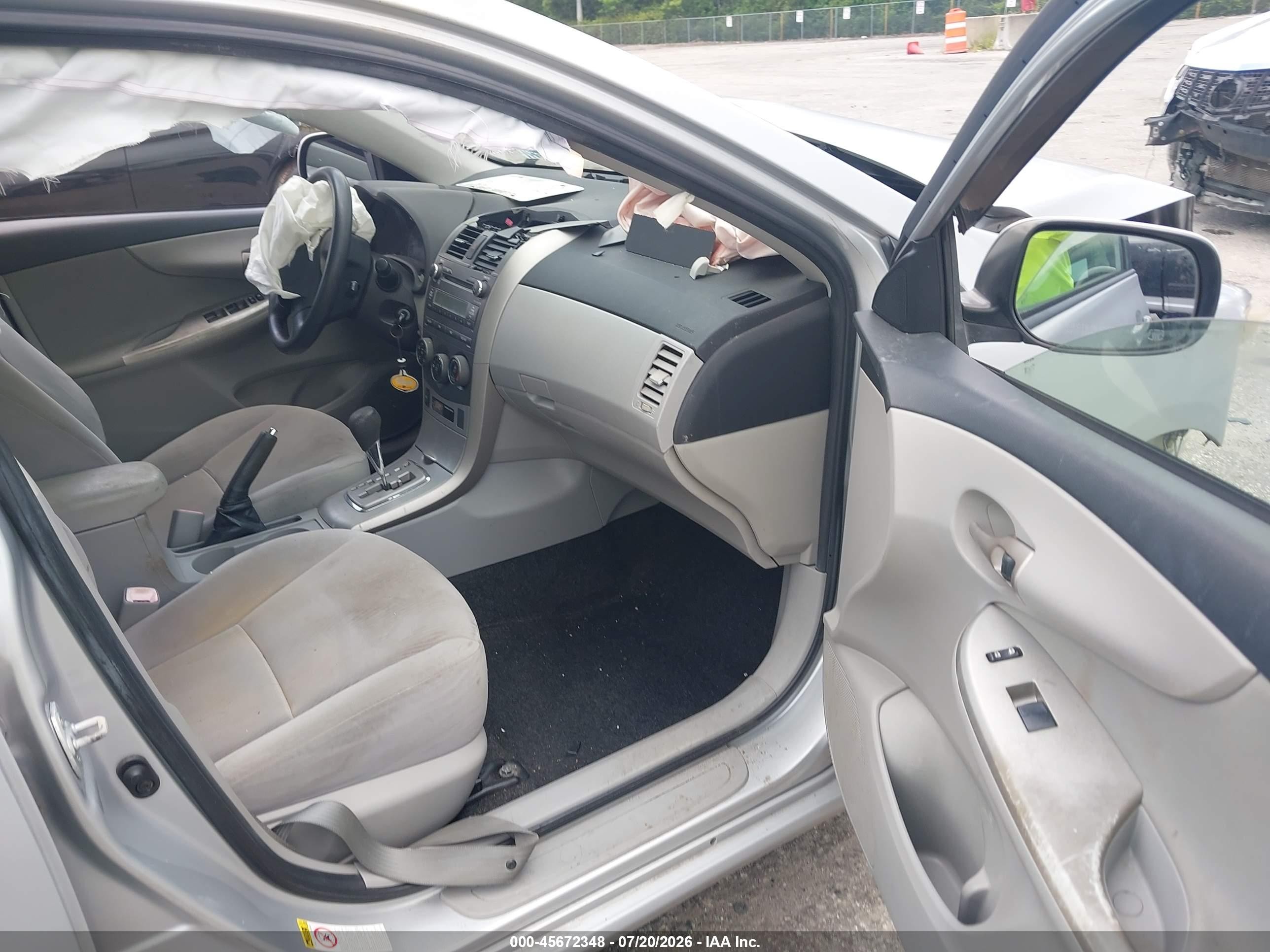 2011 Toyota Corolla Le Silver vin: JTDBU4EE3B9145802