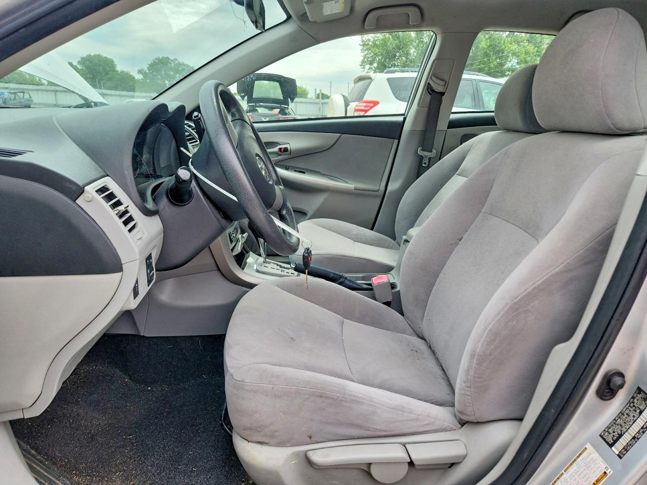 2011 Toyota Corolla Le Silver vin: JTDBU4EE3B9148327