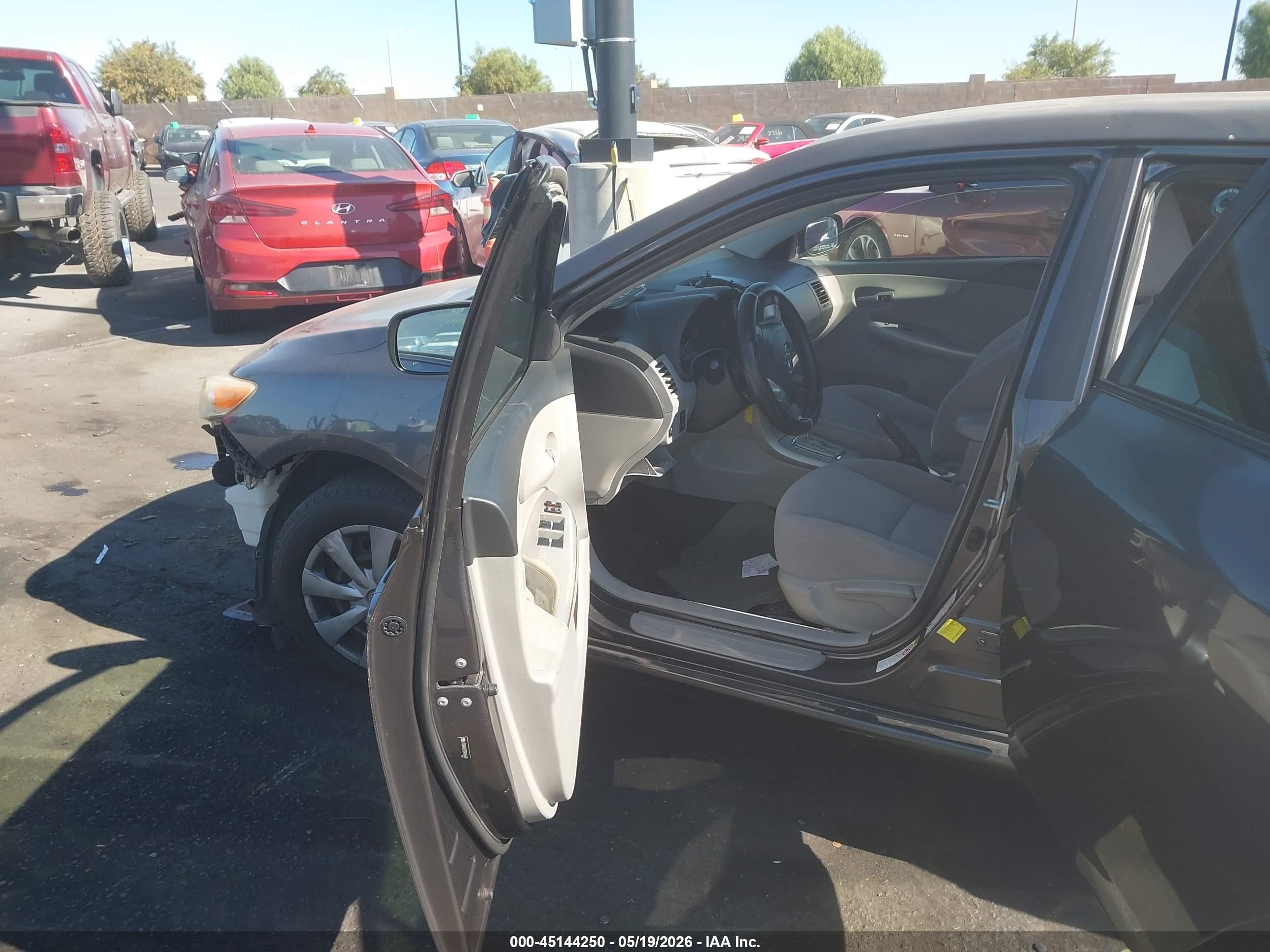 2011 Toyota Corolla Le Gray vin: JTDBU4EE3B9165449